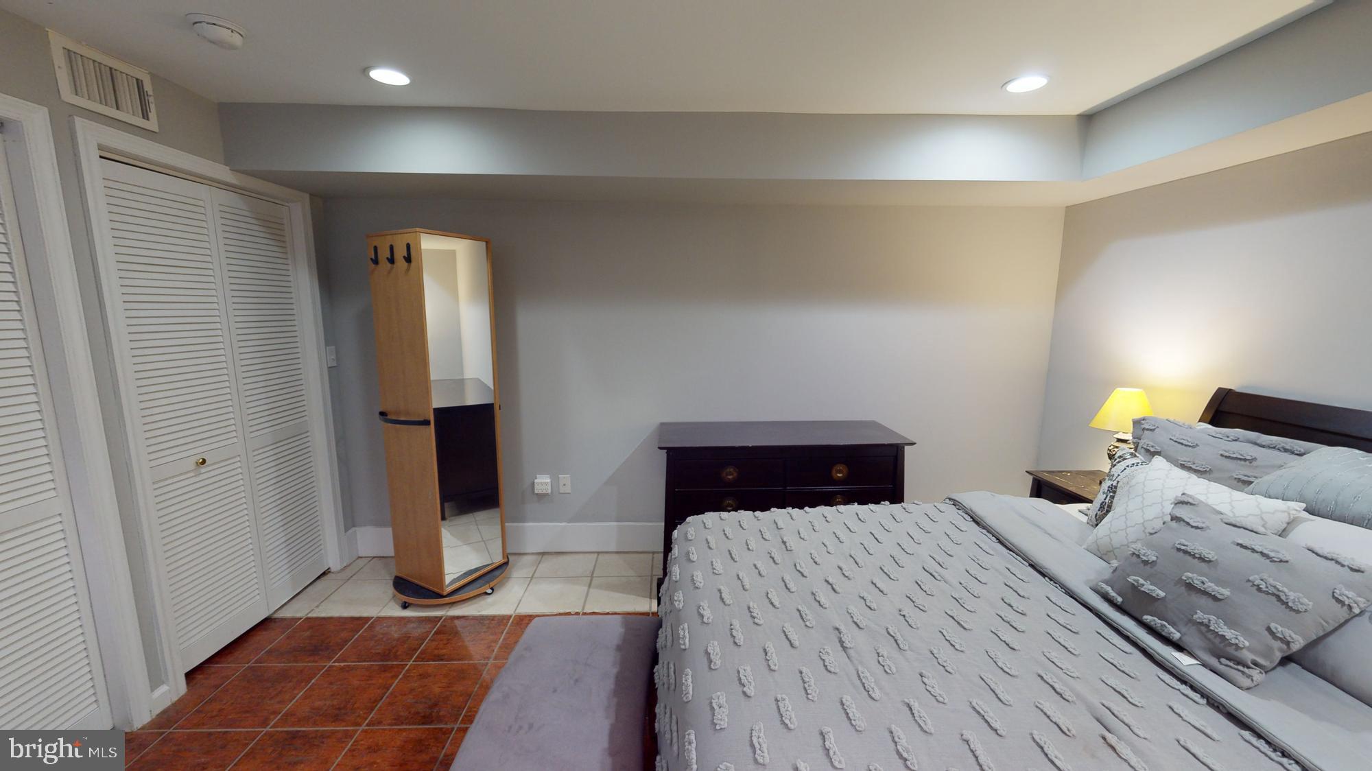 908 11th St NE #B (English Basement)