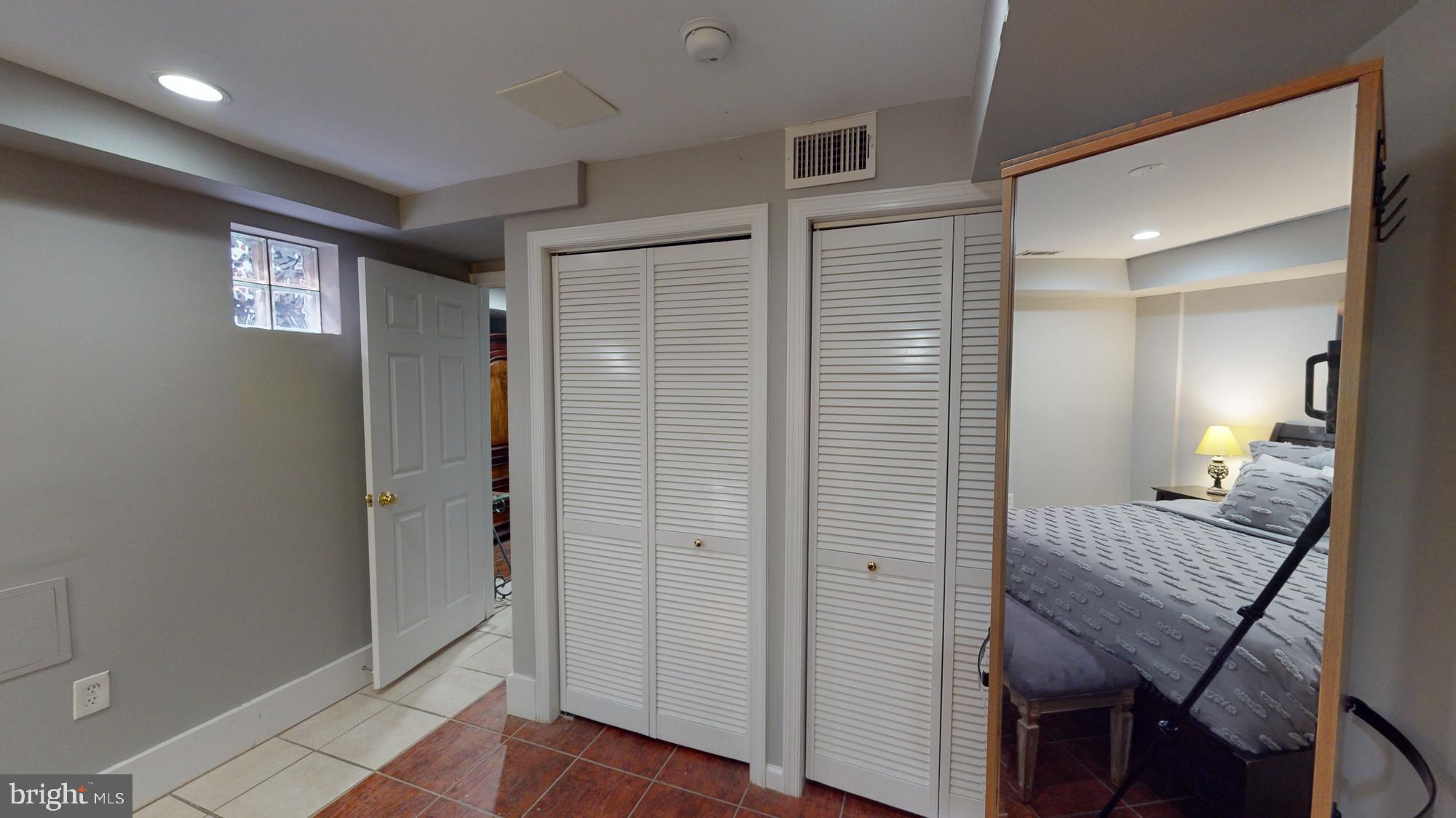 908 11th St NE #B (English Basement)