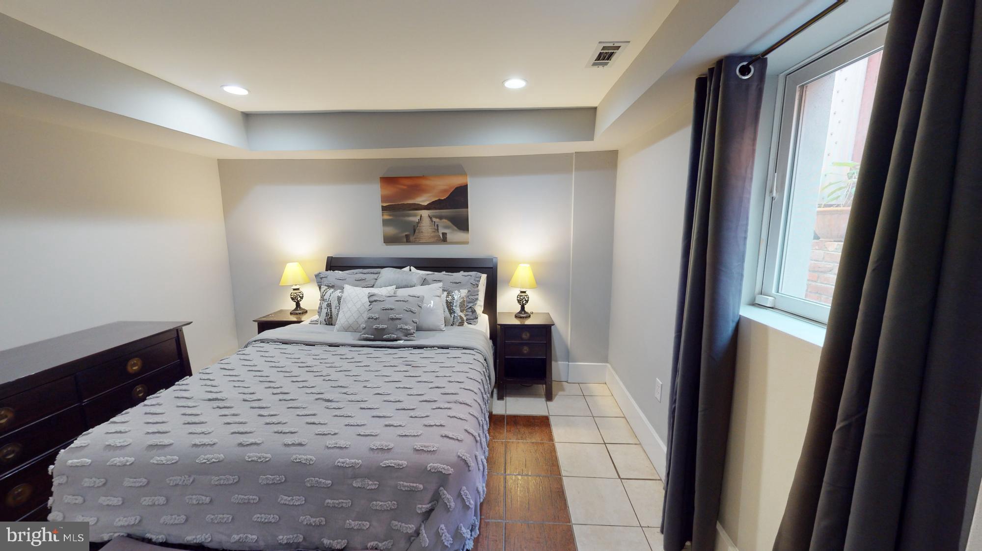 908 11th St NE #B (English Basement)