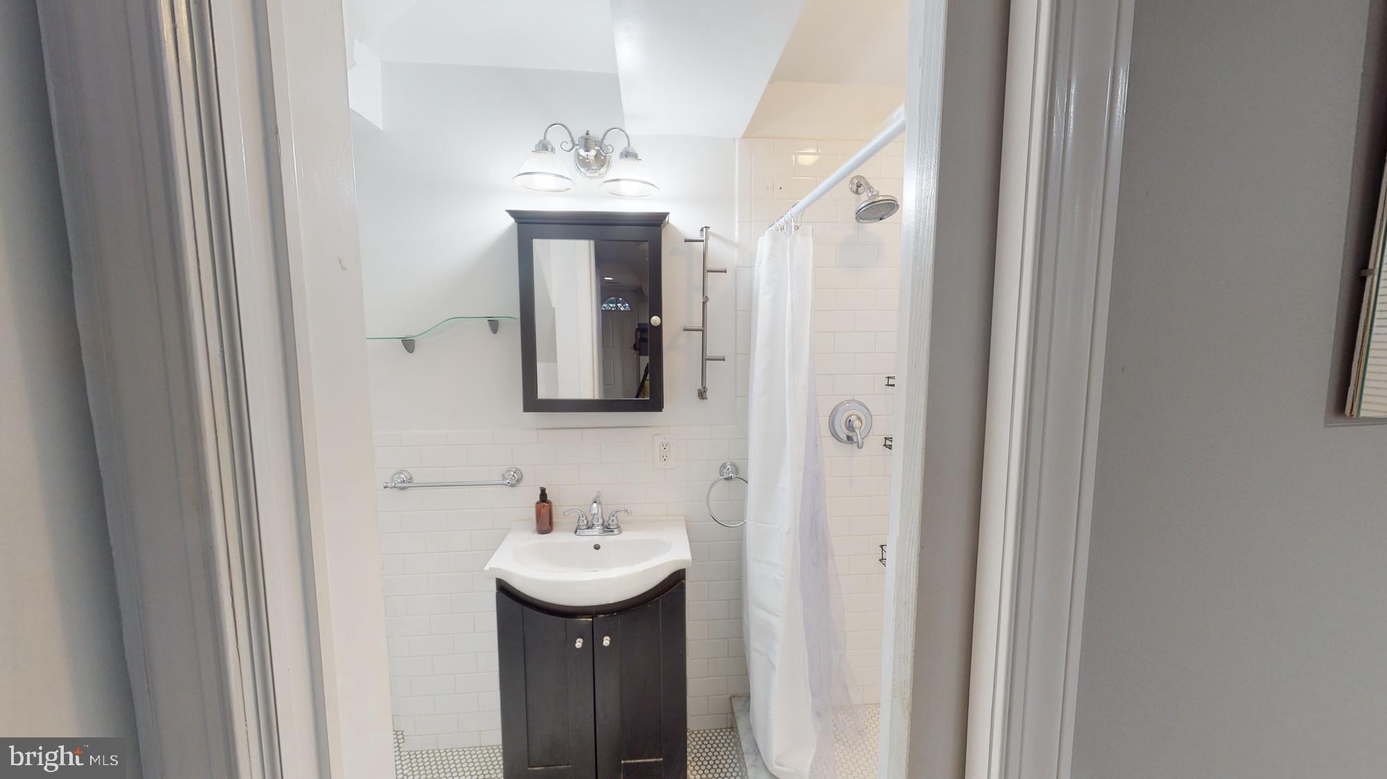 908 11th St NE #B (English Basement)