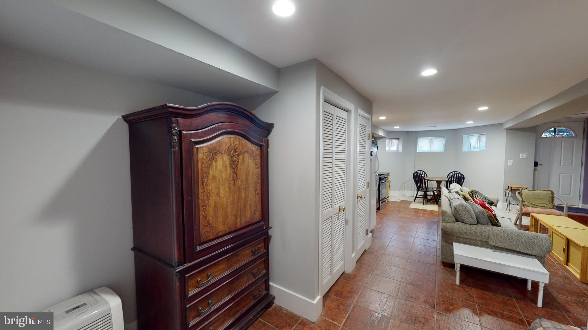 908 11th St NE #B (English Basement)