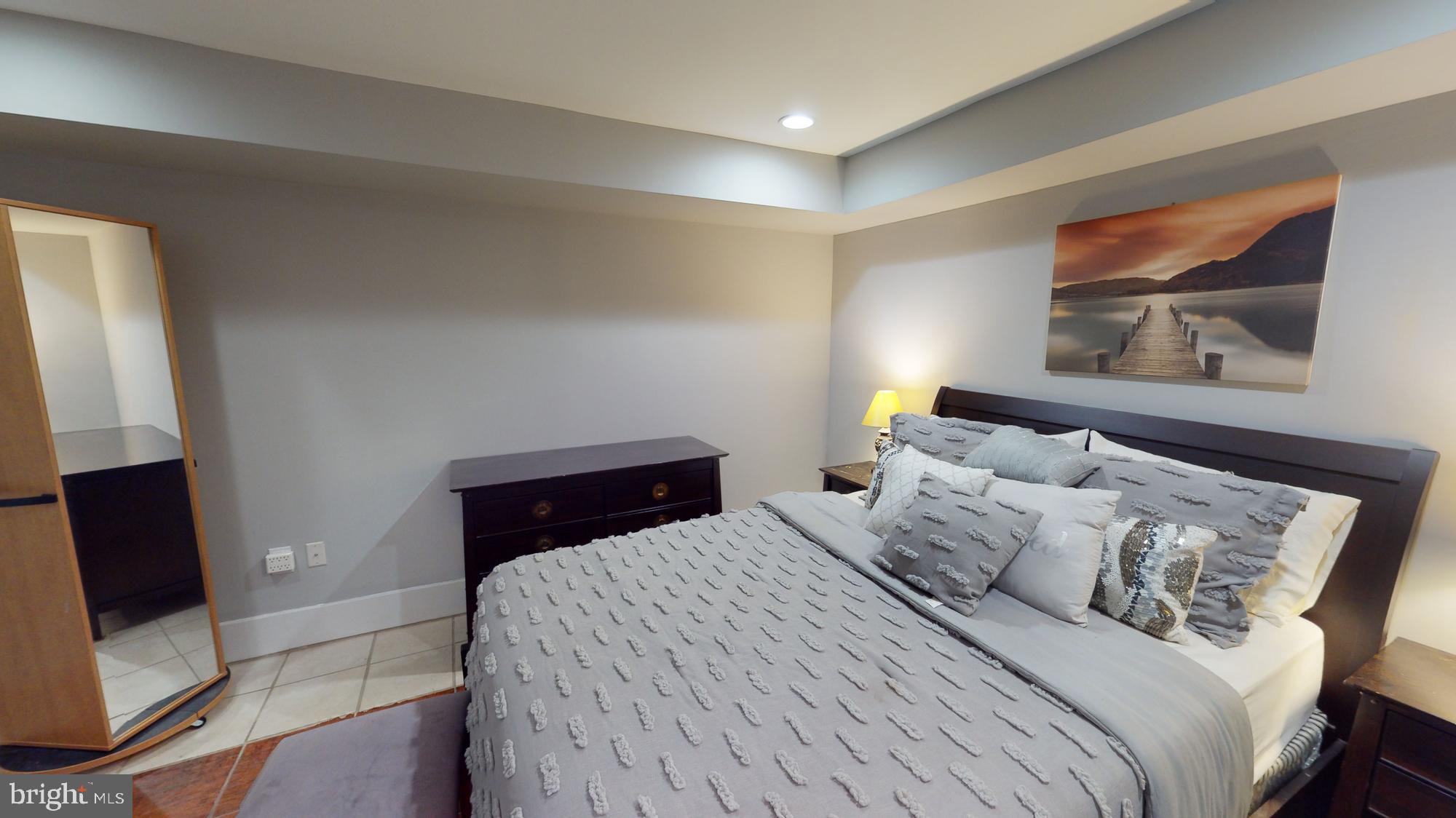 908 11th St NE #B (English Basement)