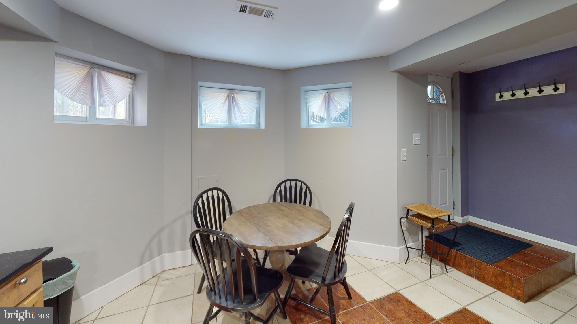 908 11th St NE #B (English Basement)