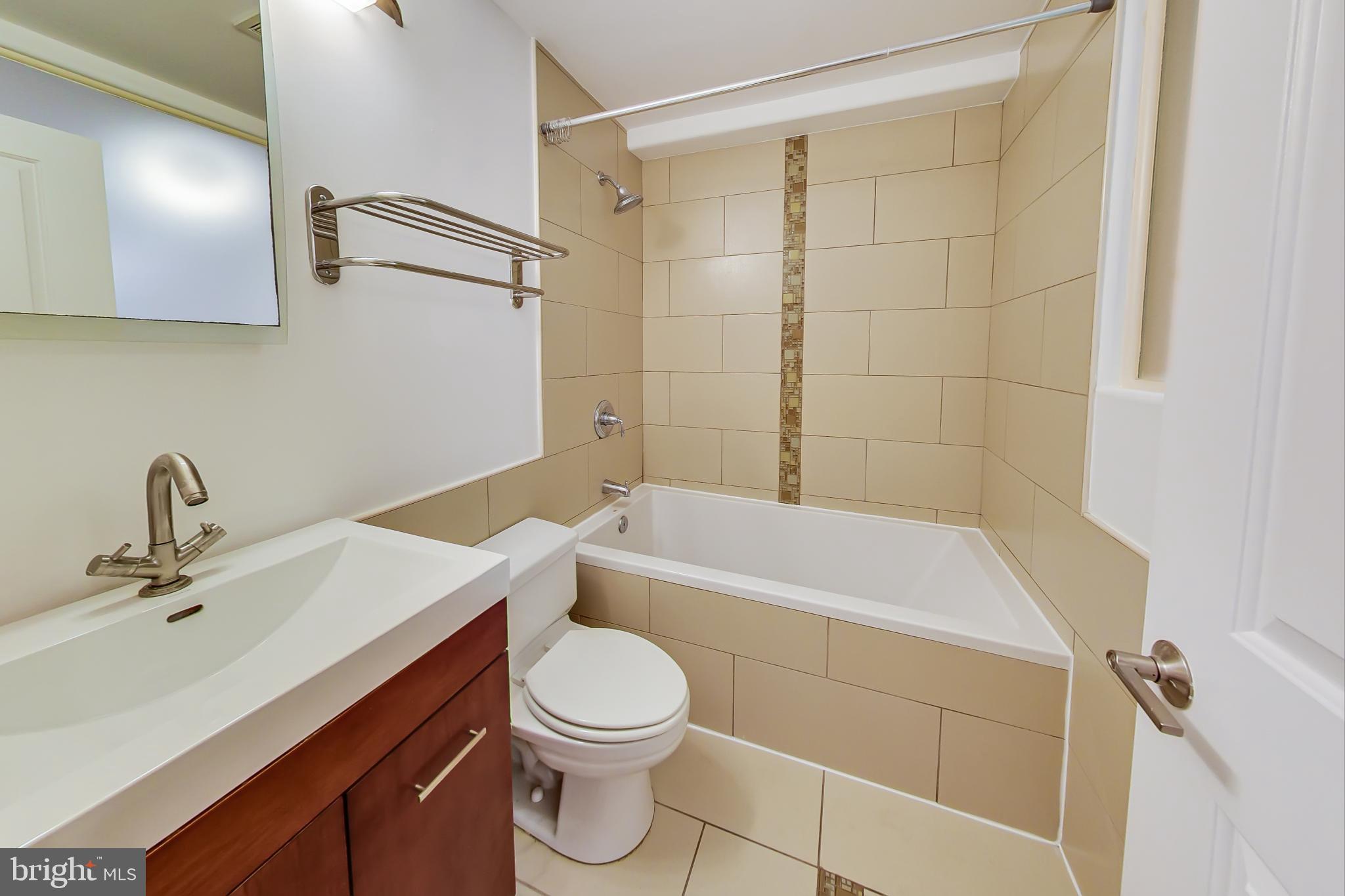 615 ORLEANS PL NE #B