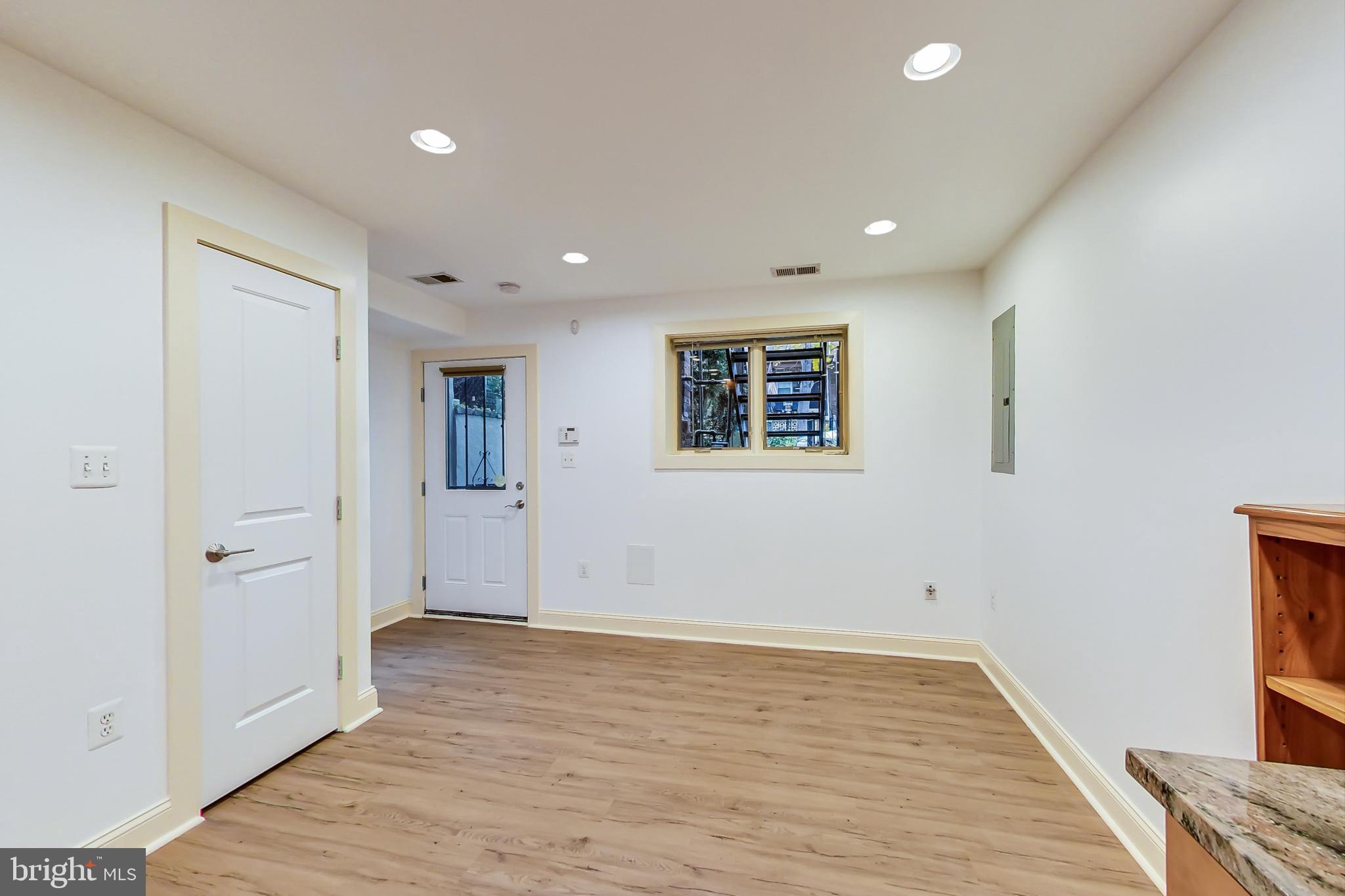 615 ORLEANS PL NE #B