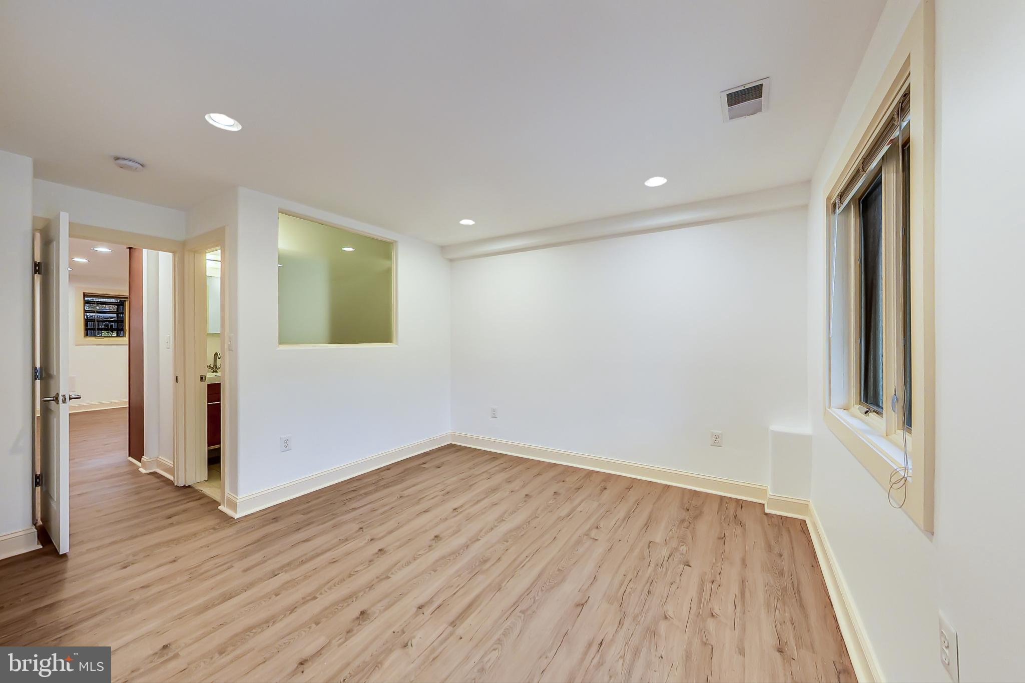 615 ORLEANS PL NE #B