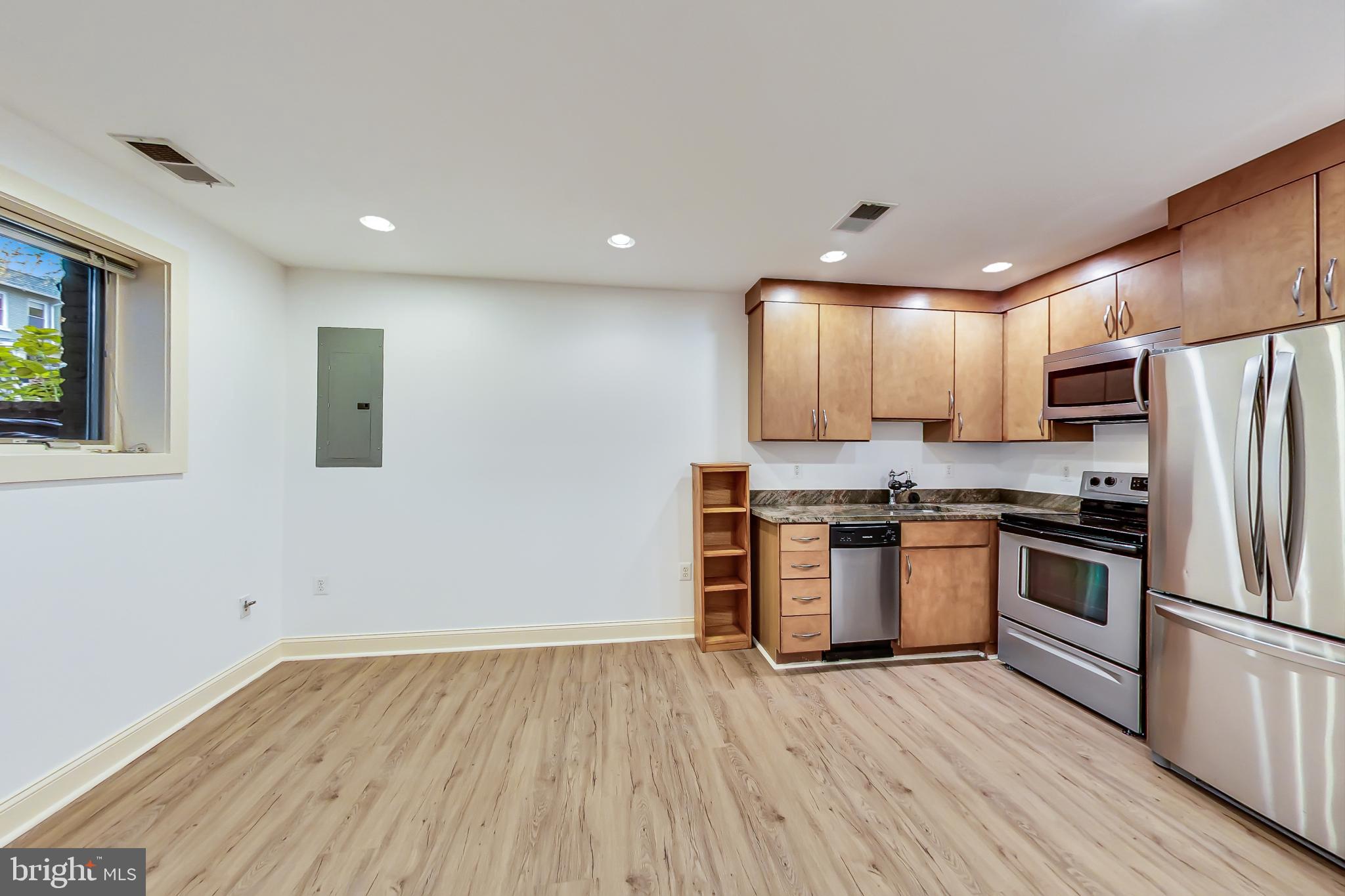 615 ORLEANS PL NE #B