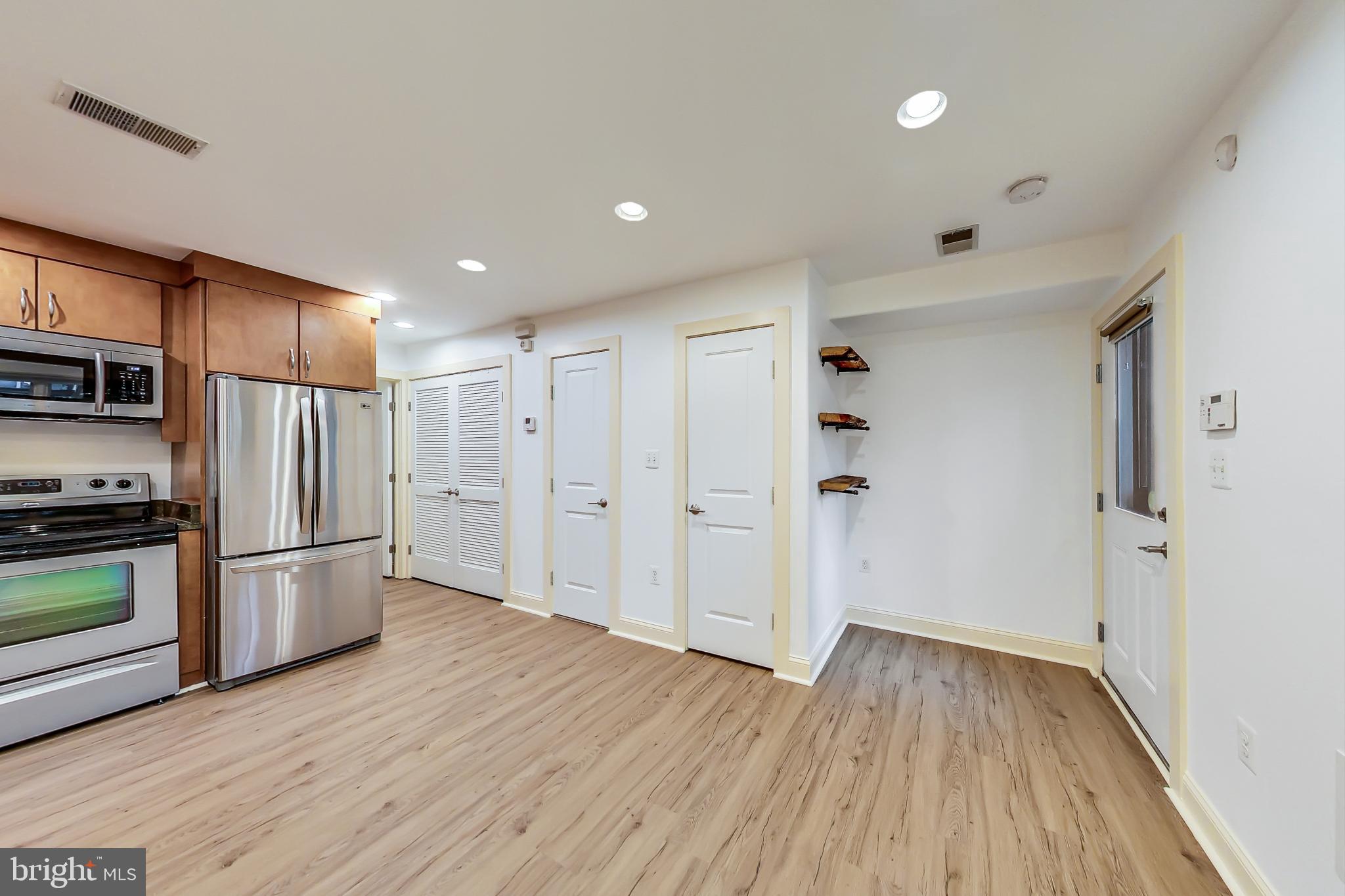 615 ORLEANS PL NE #B