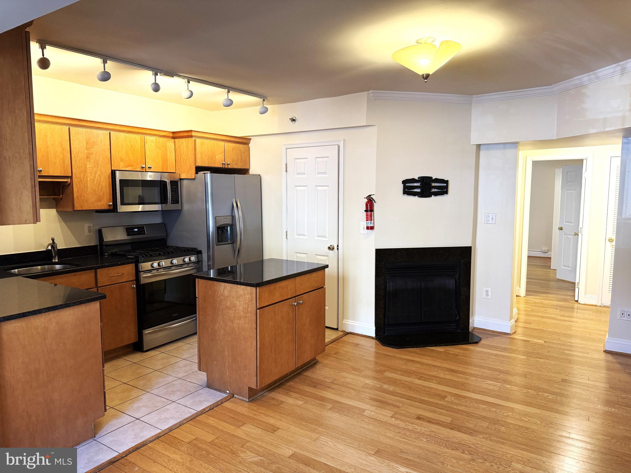 1438 COLUMBIA RD NW #102