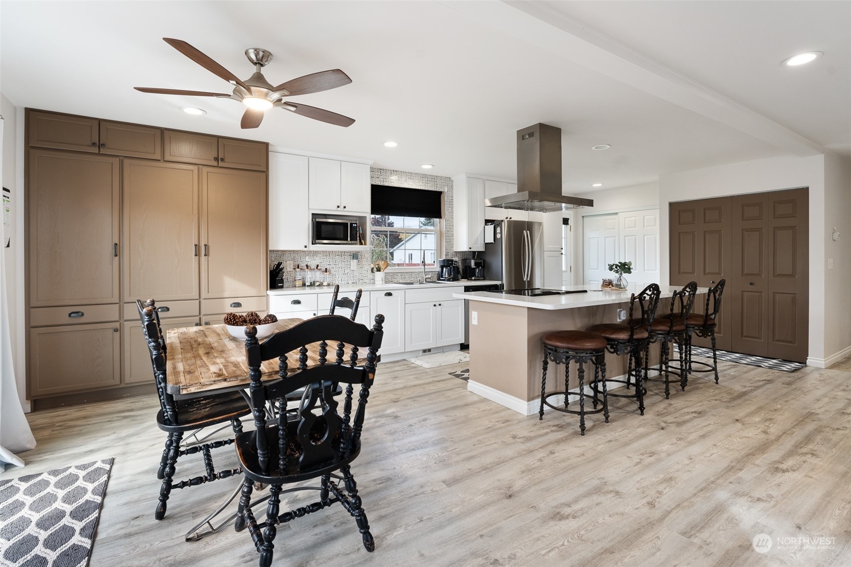 703 Paintbrush Ln