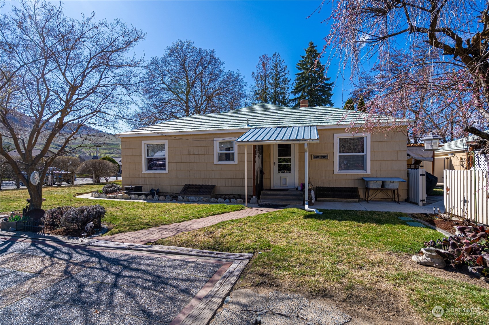 427 E Wapato Avenue