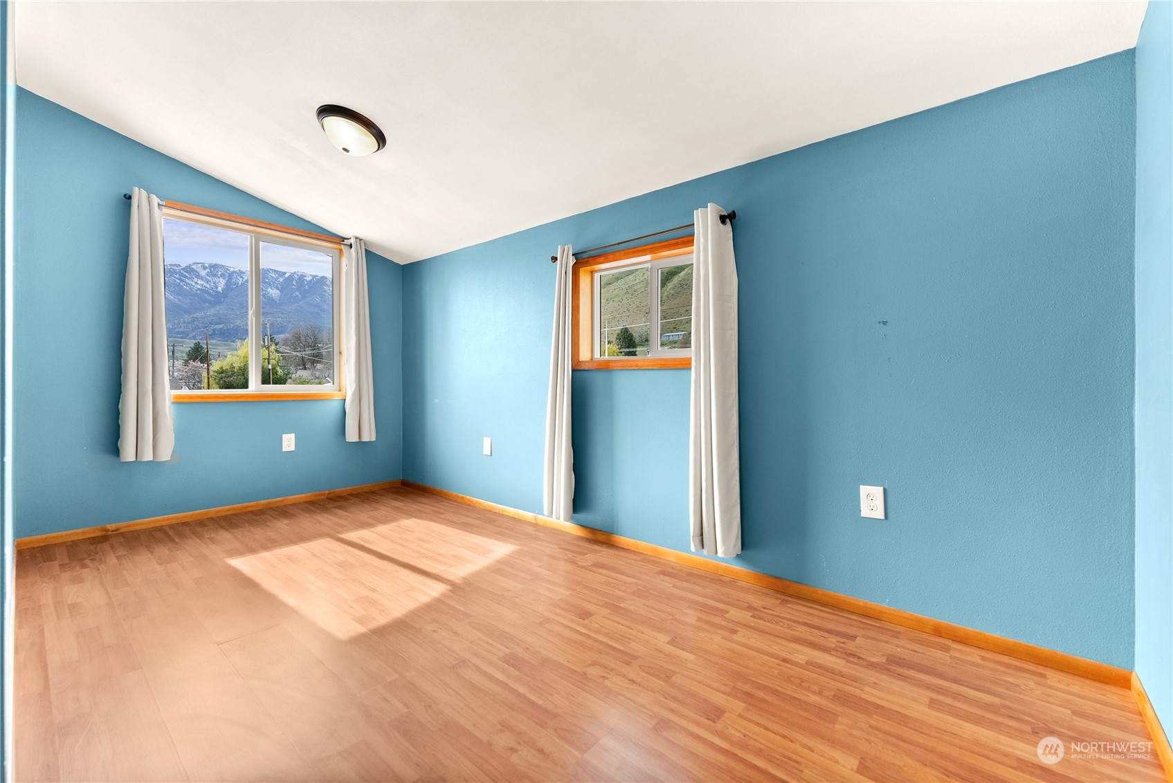 146 Warren Avenue W