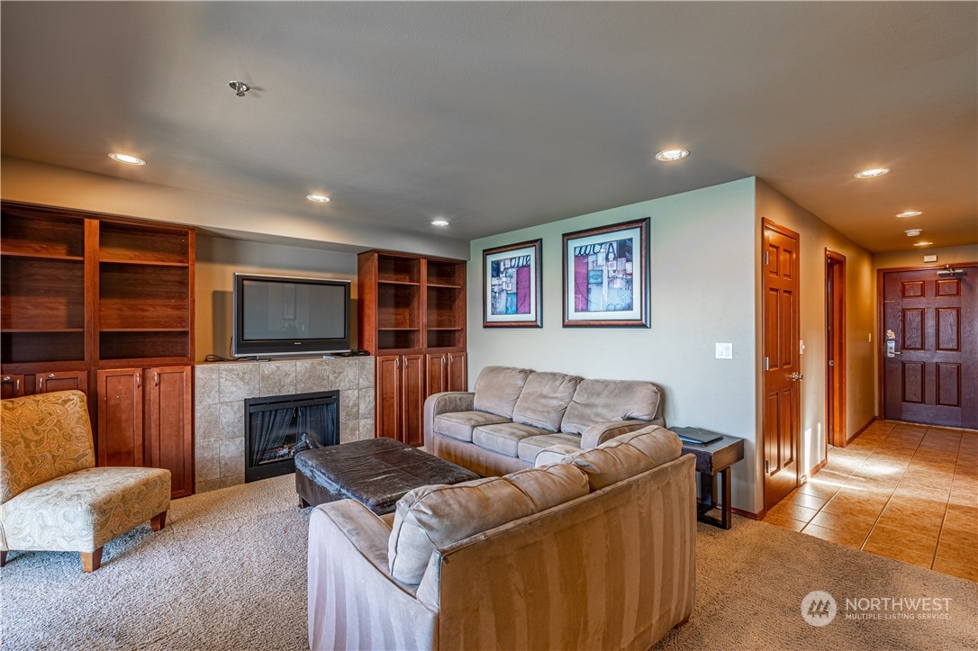 322 W Woodin Avenue Unit: 402