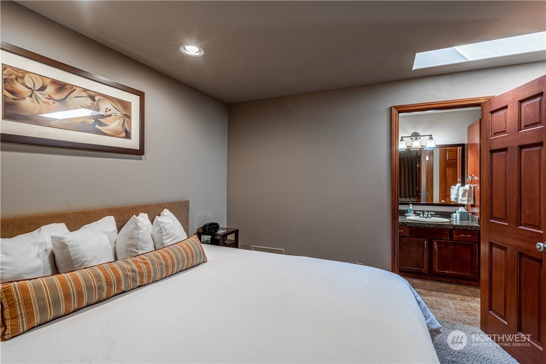 322 W Woodin Avenue Unit: 402