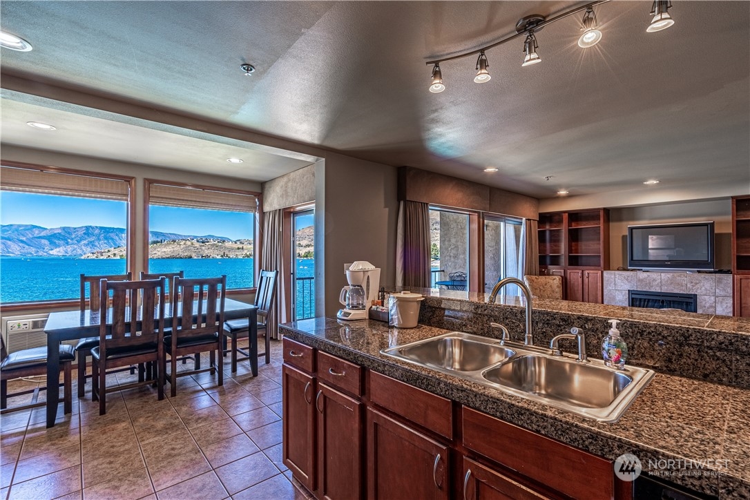 322 W Woodin Avenue Unit: 402