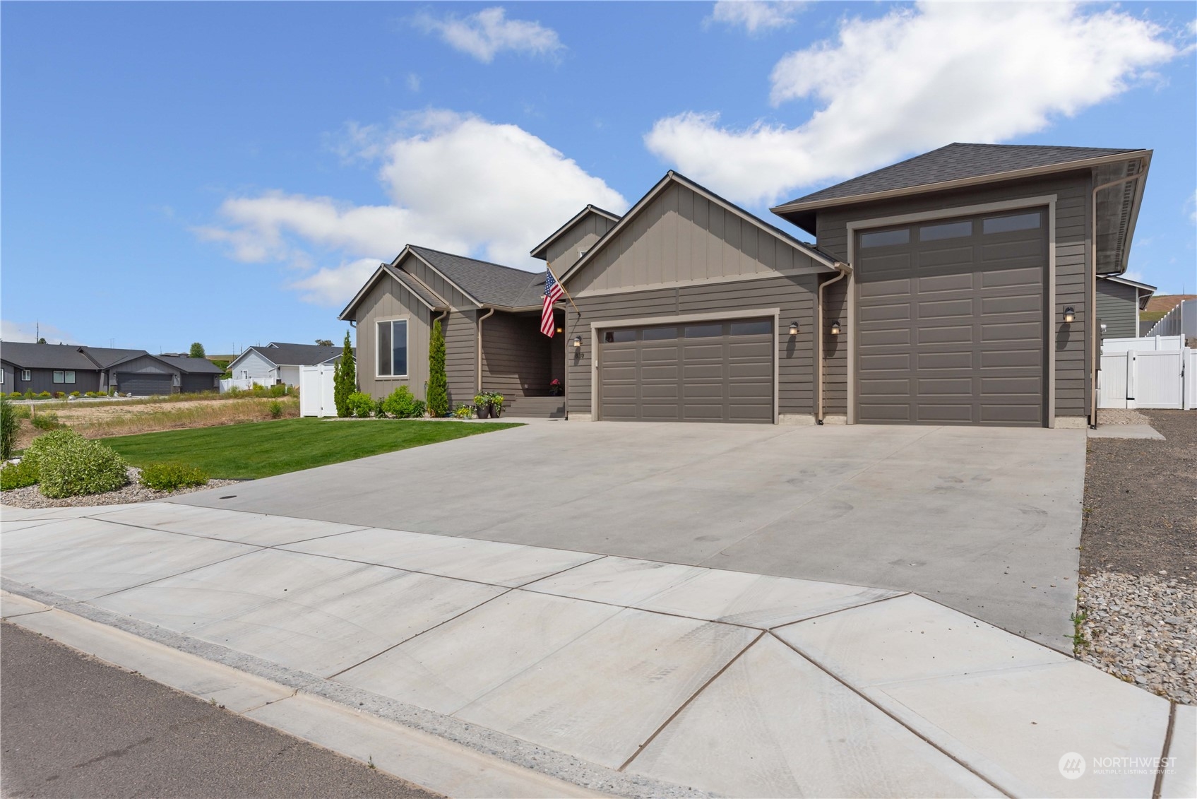 839 N Newport Loop