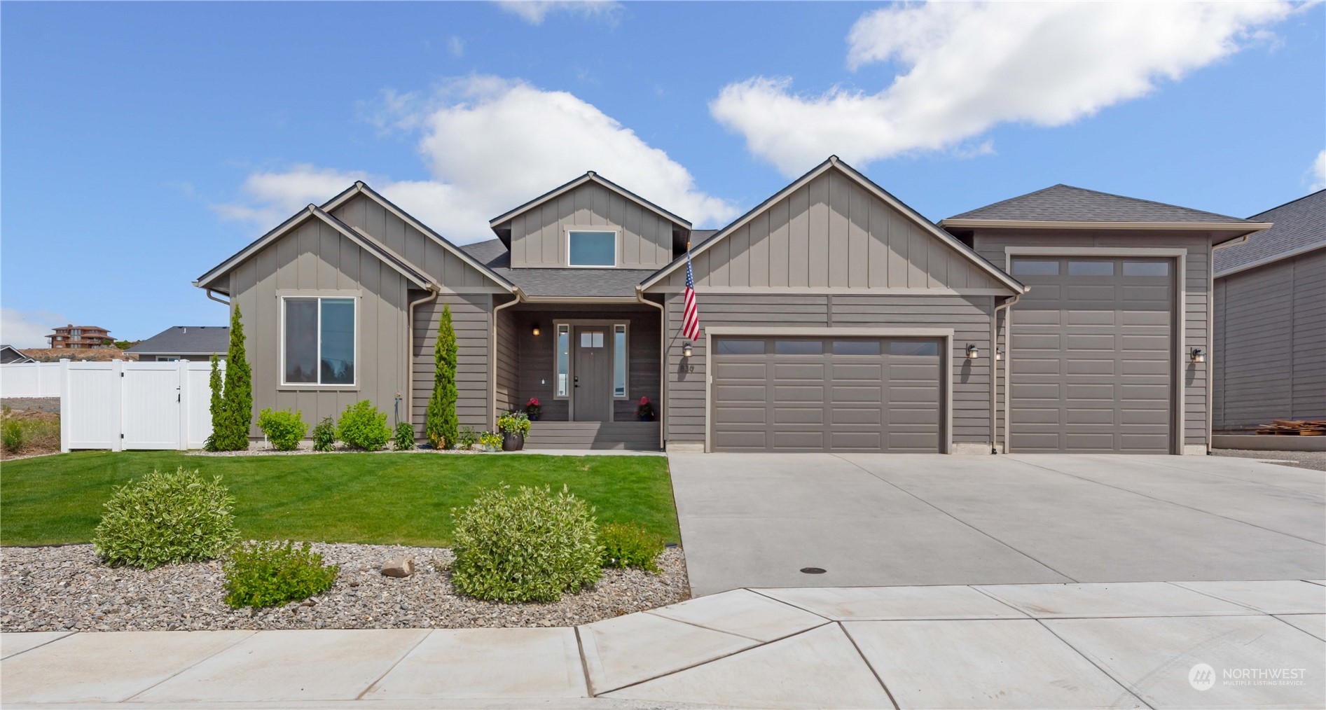839 N Newport Loop