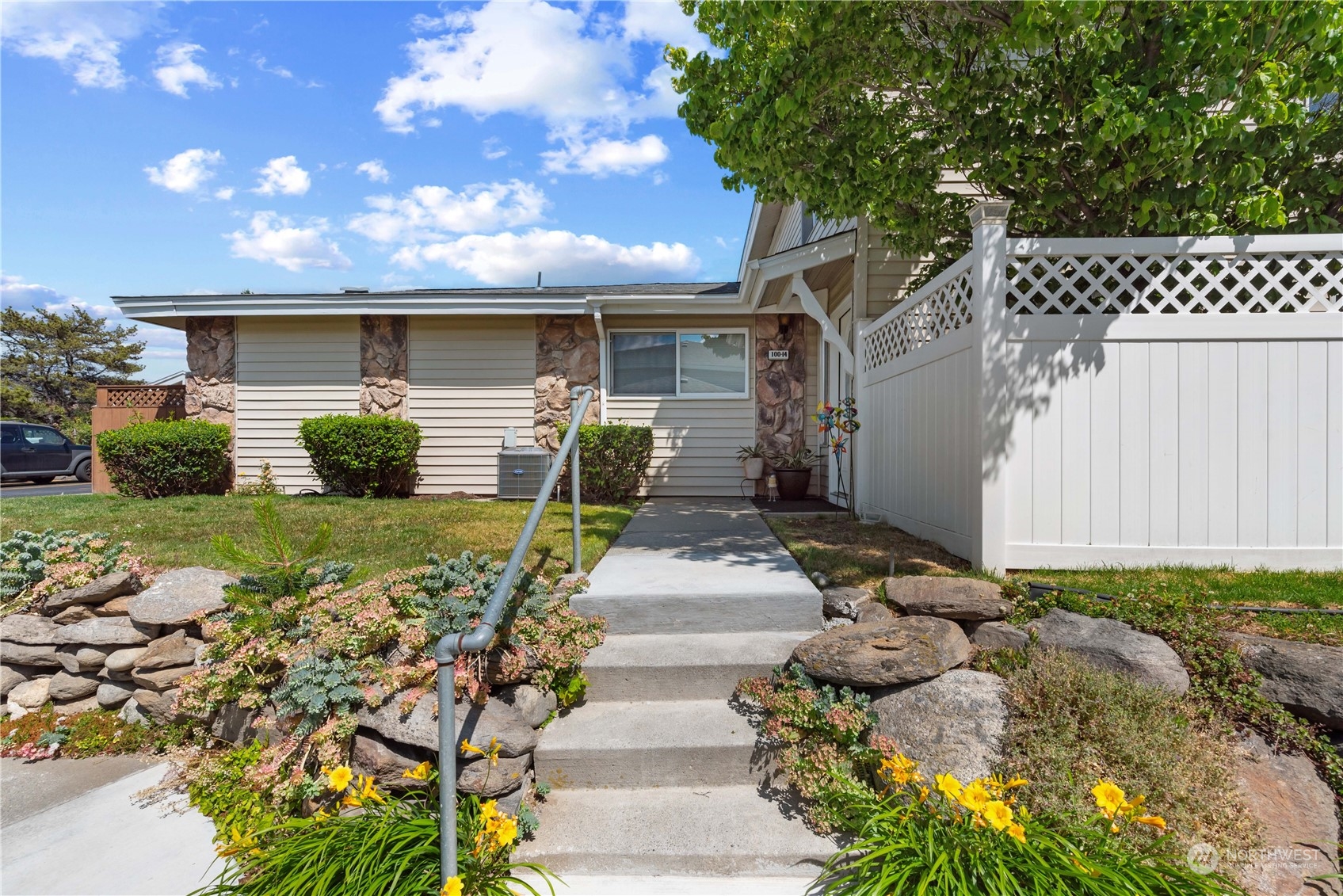 100 Simon Street SE Unit: 14