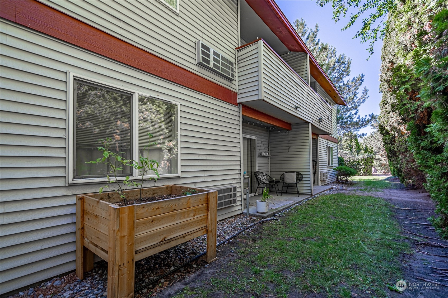 667 4th I & J Street NE Unit: I & J