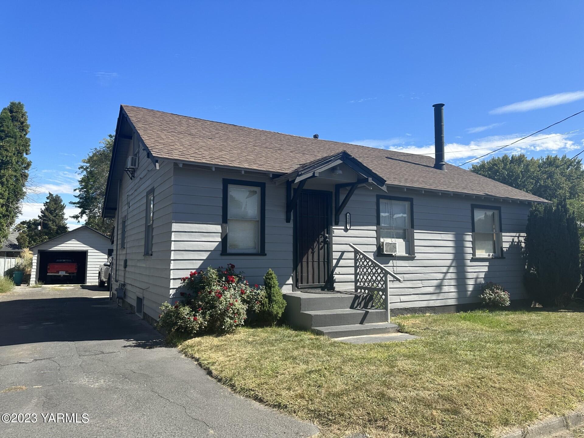 1205 S 15th Ave