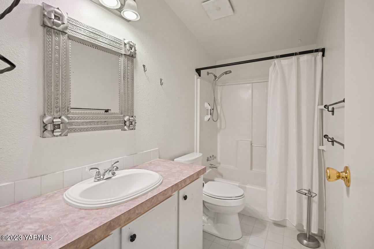 18 W Washington Ave Unit: 128