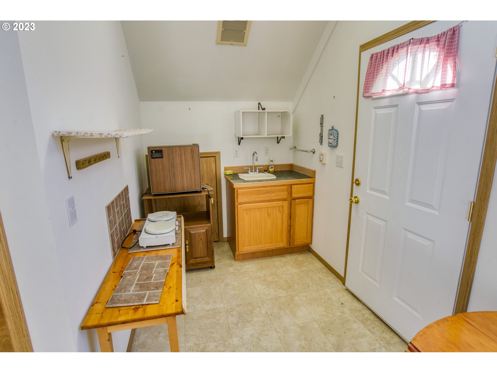 566 Woodland RD