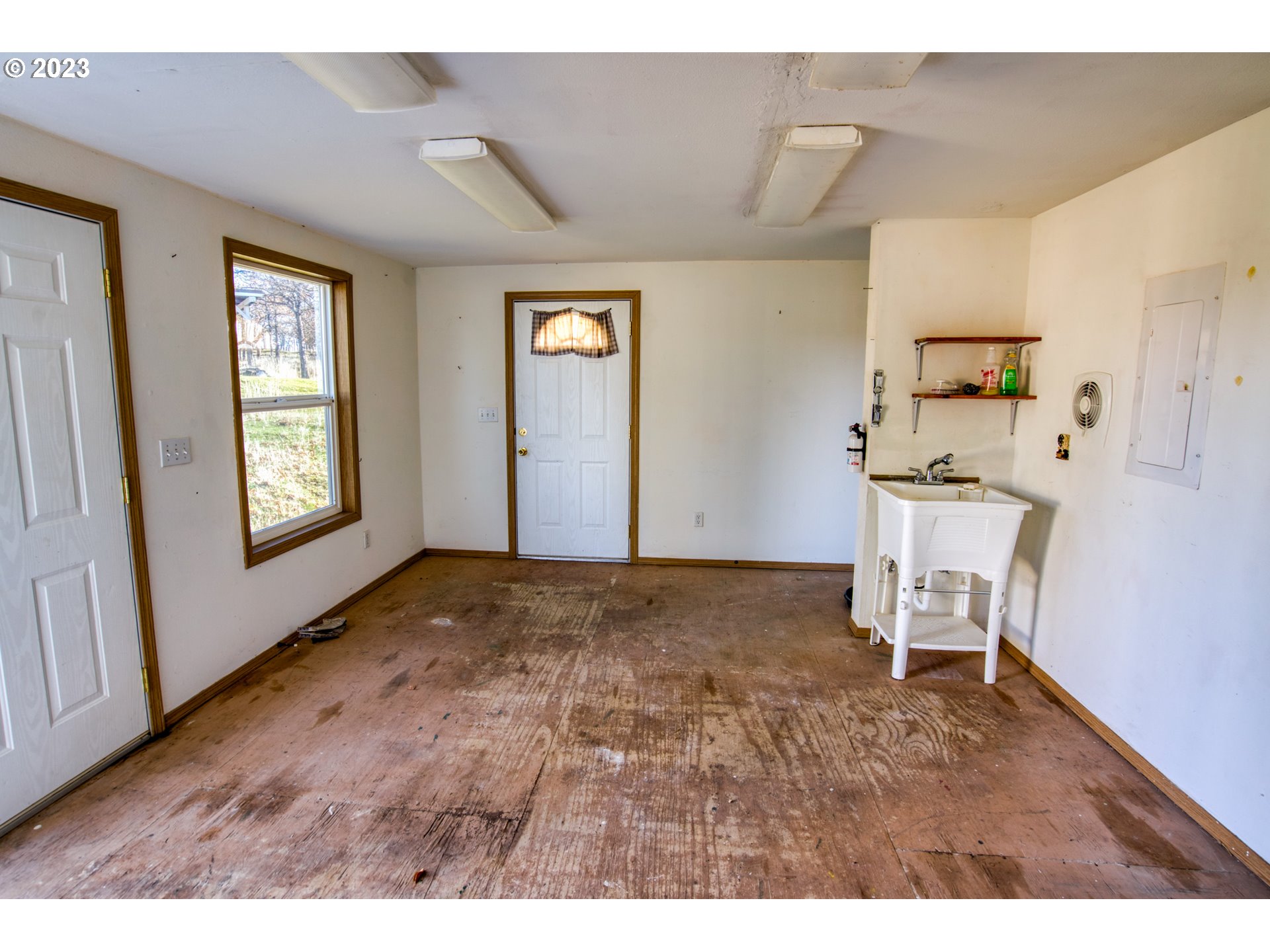 566 Woodland RD