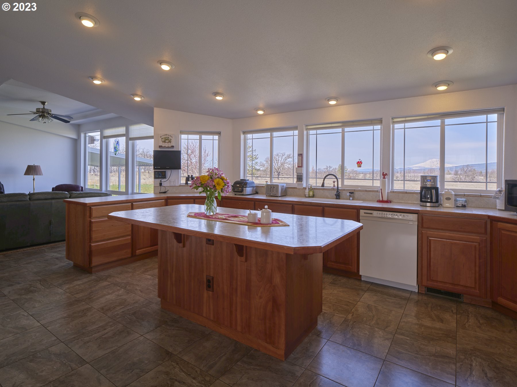 31 BLUFF LN