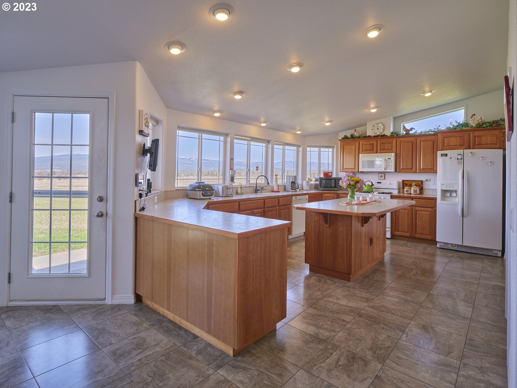 31 BLUFF LN