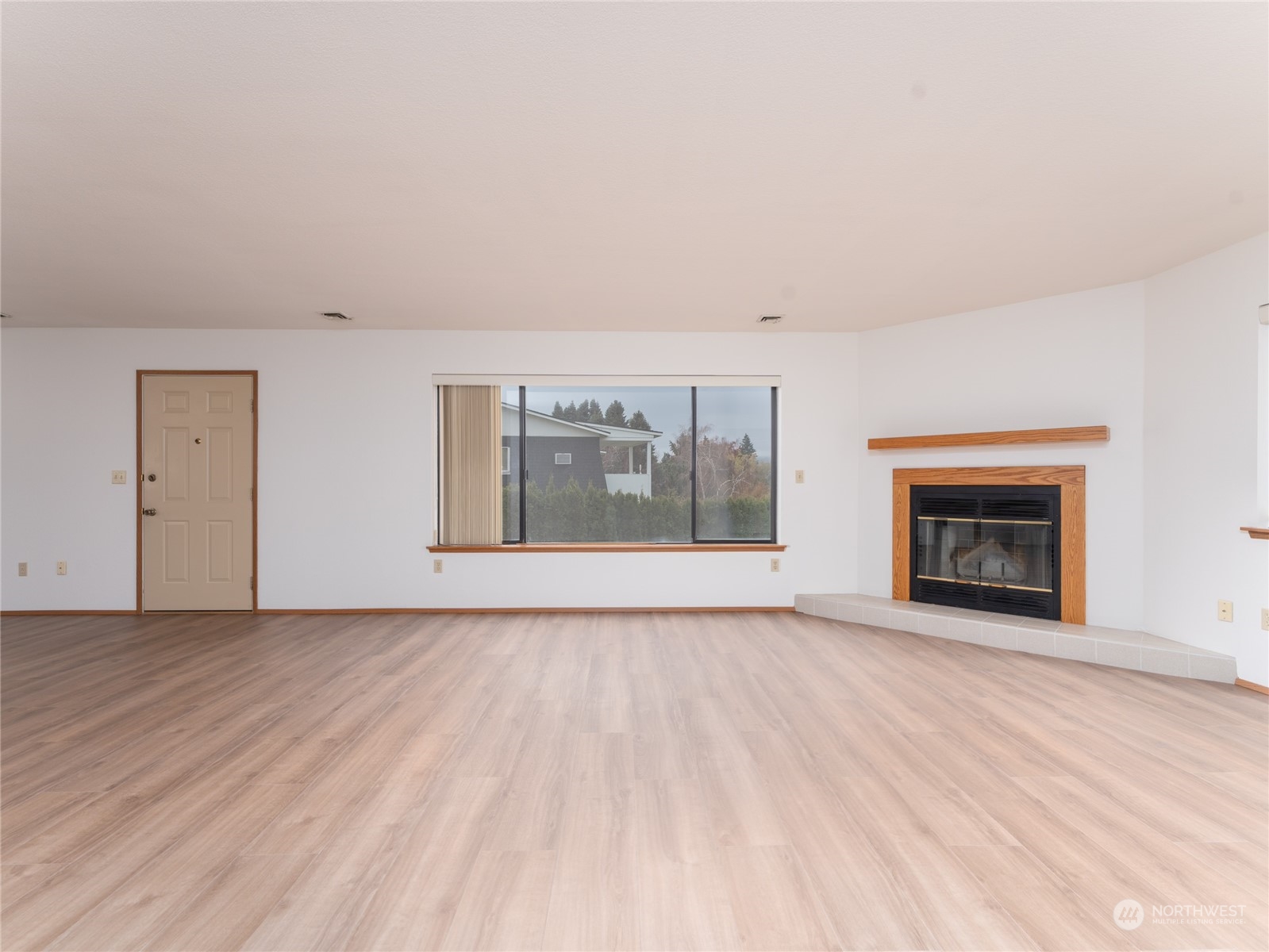 1352 Eastmont Avenue Unit: 16