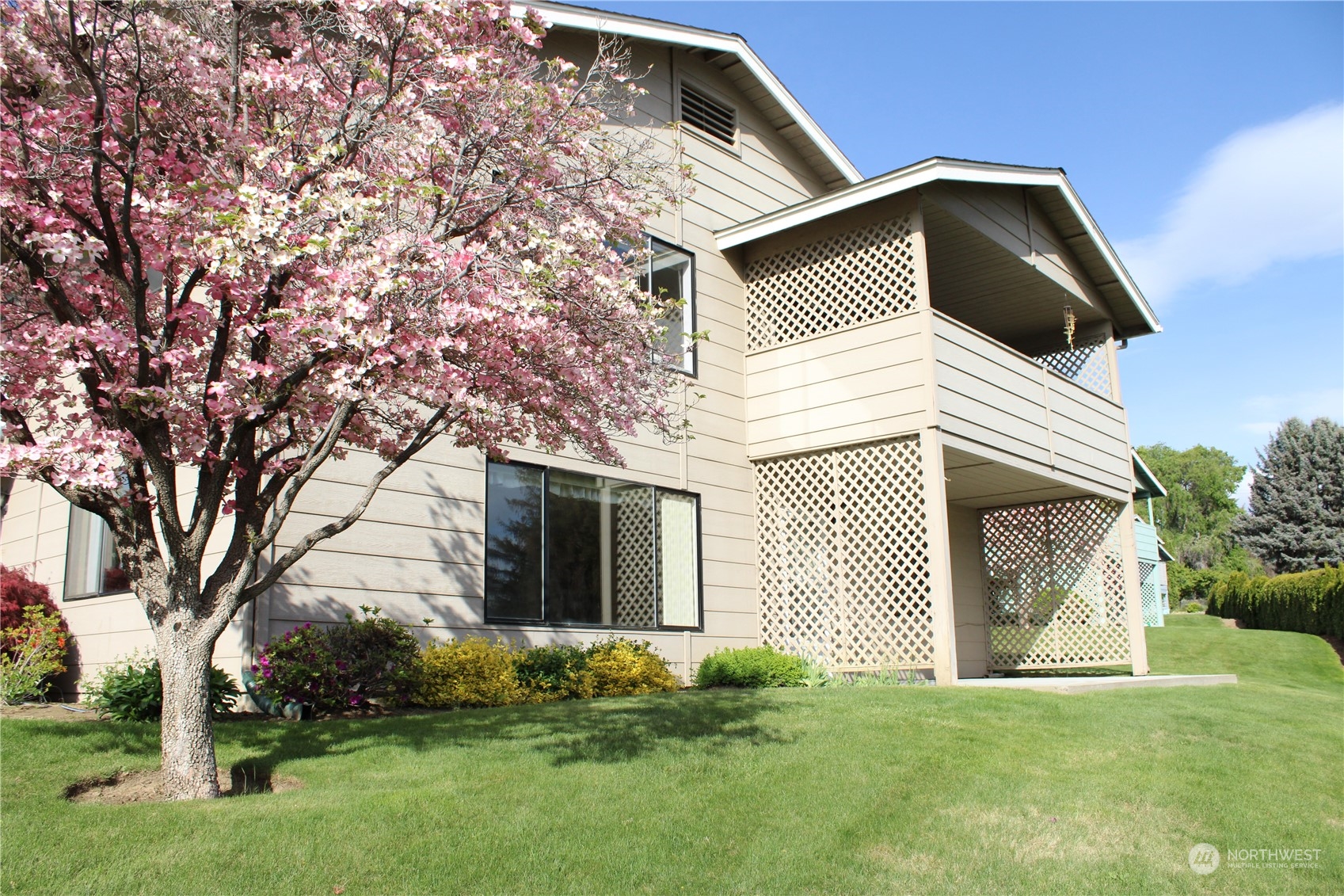 1352 Eastmont Avenue Unit: 16