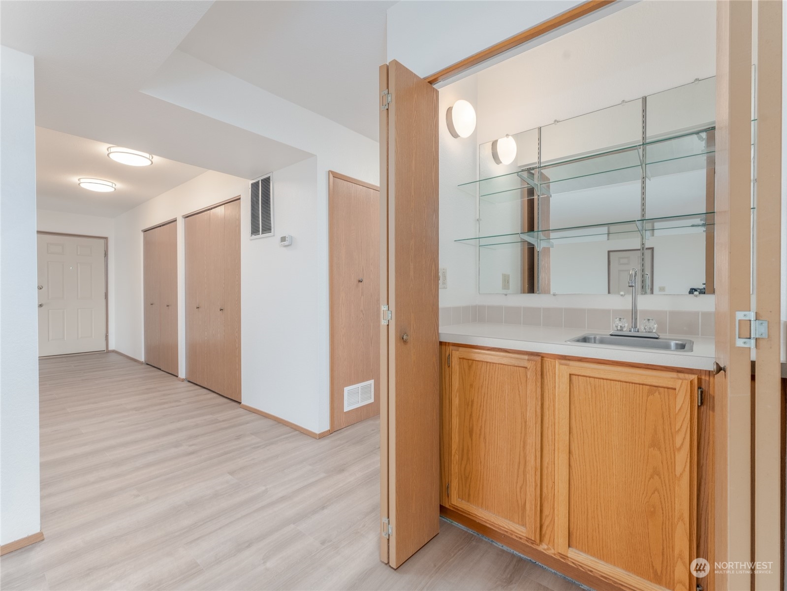 1352 Eastmont Avenue Unit: 16