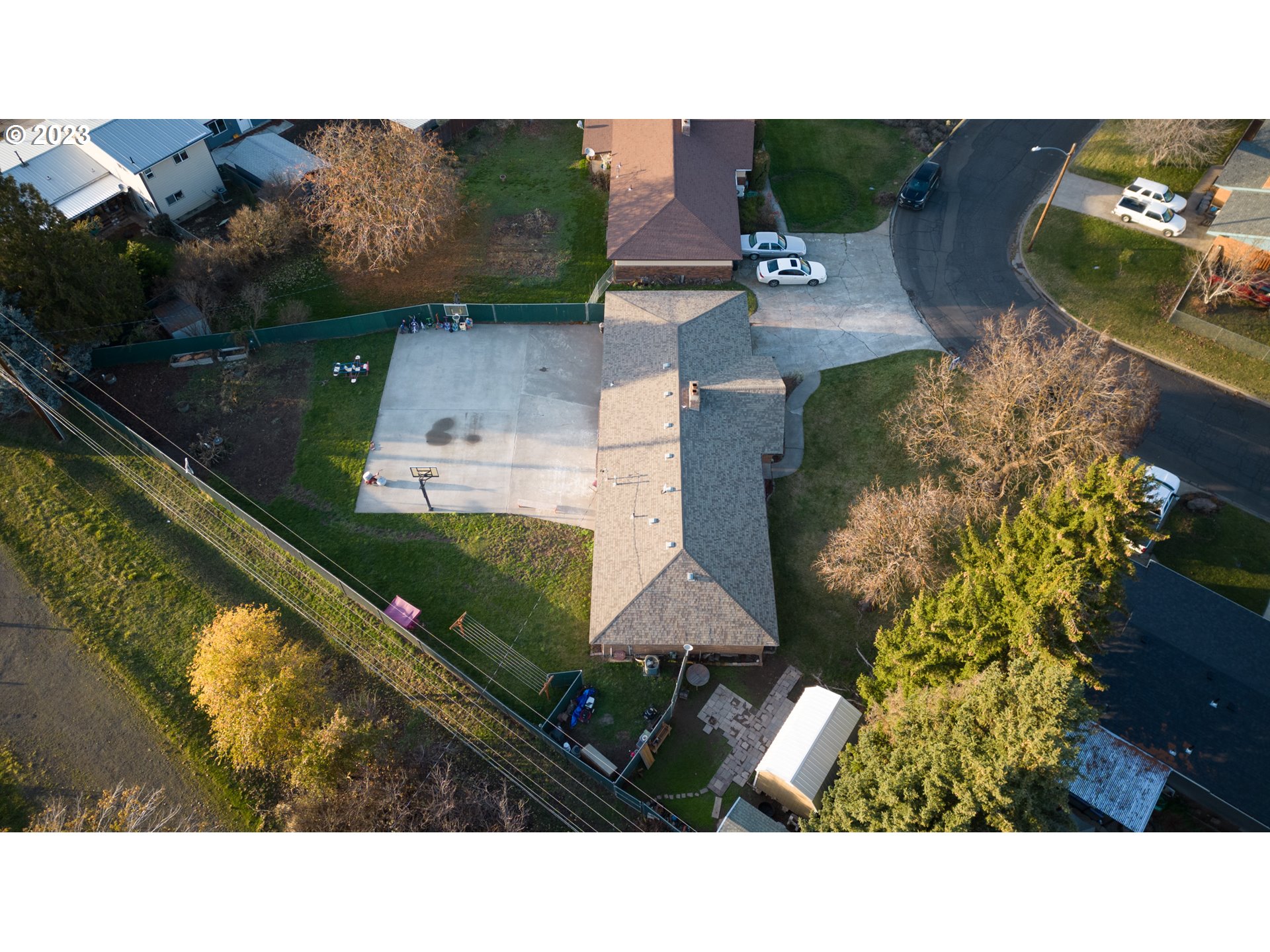 627 MAPLE DR
