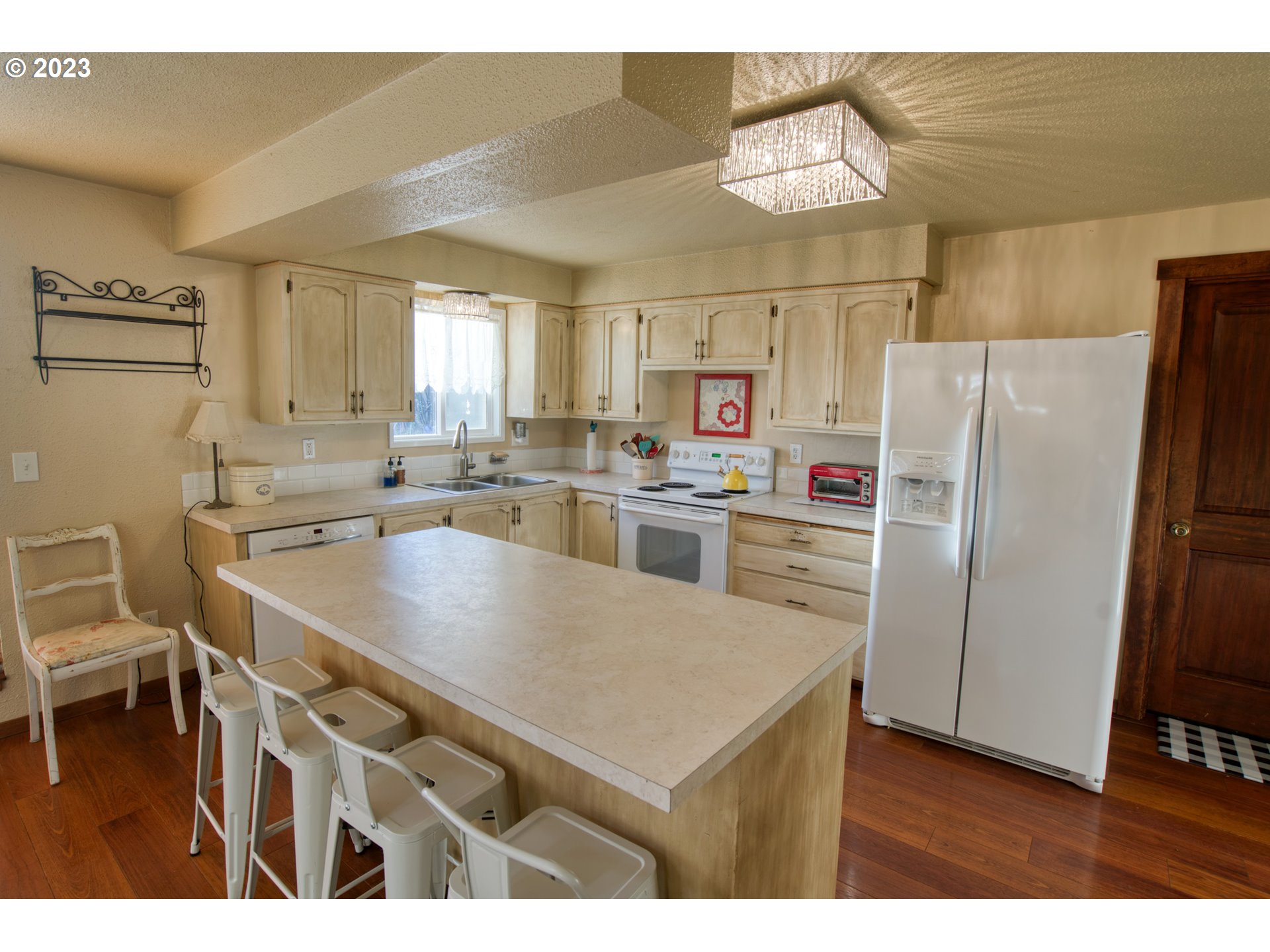 627 MAPLE DR