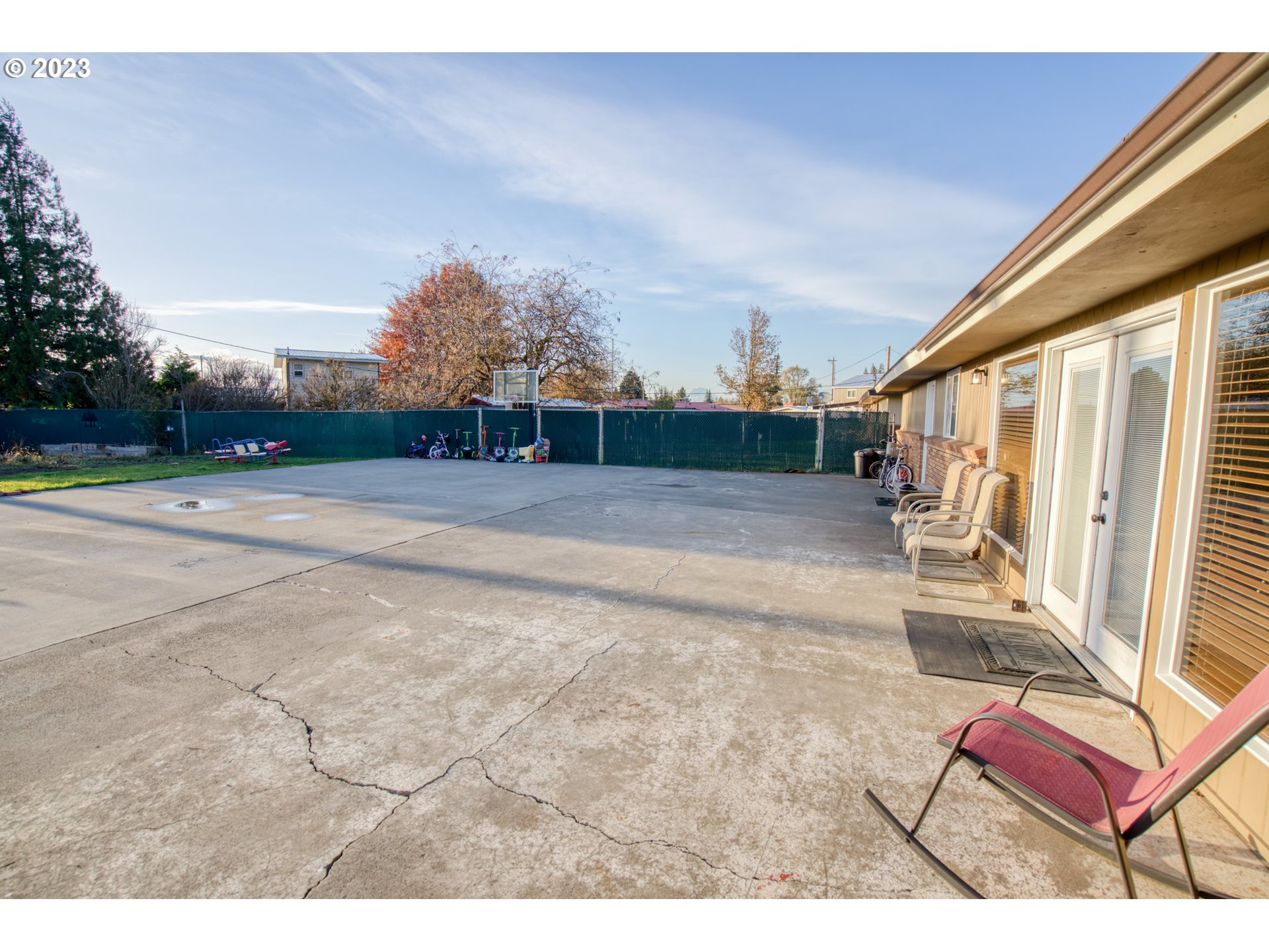 627 MAPLE DR