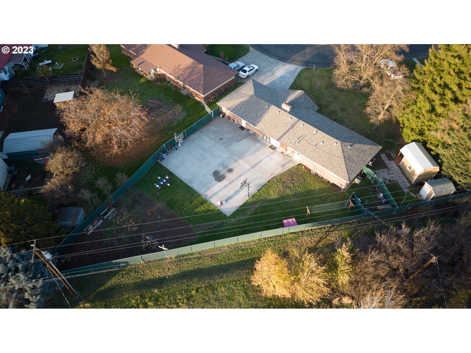 627 MAPLE DR