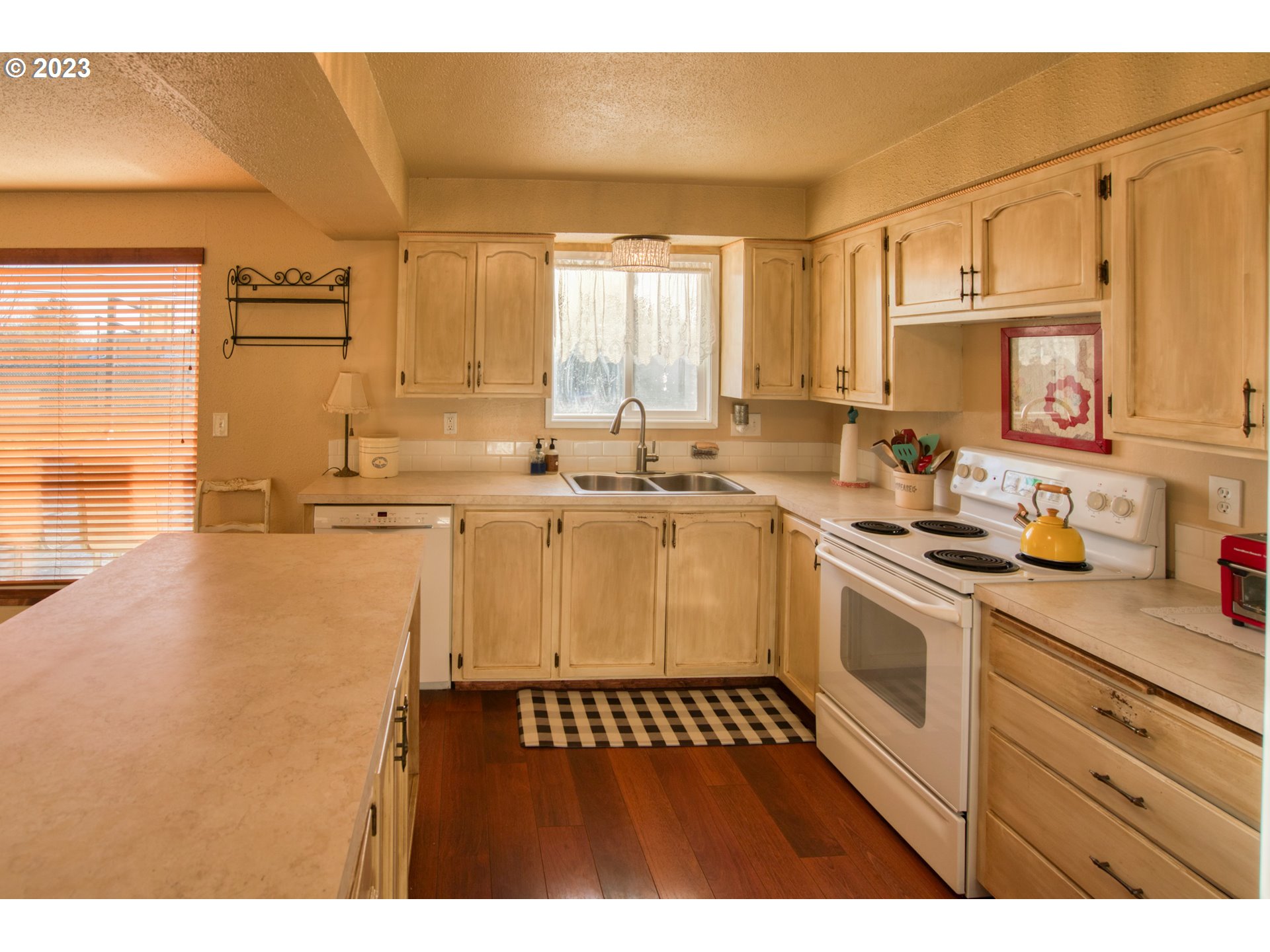 627 MAPLE DR