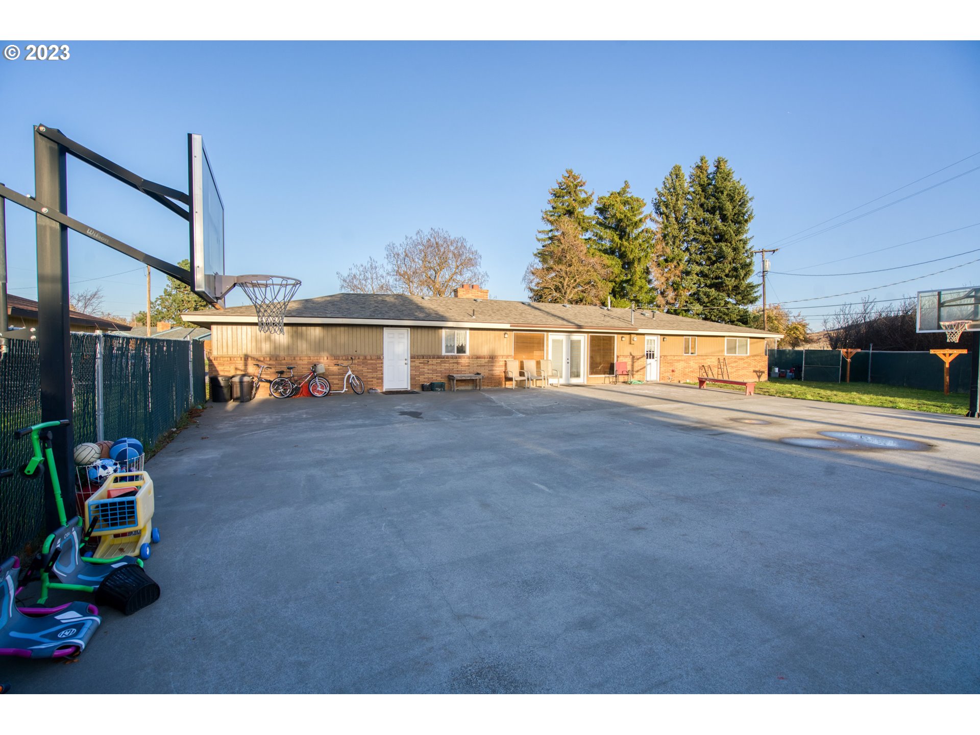 627 MAPLE DR