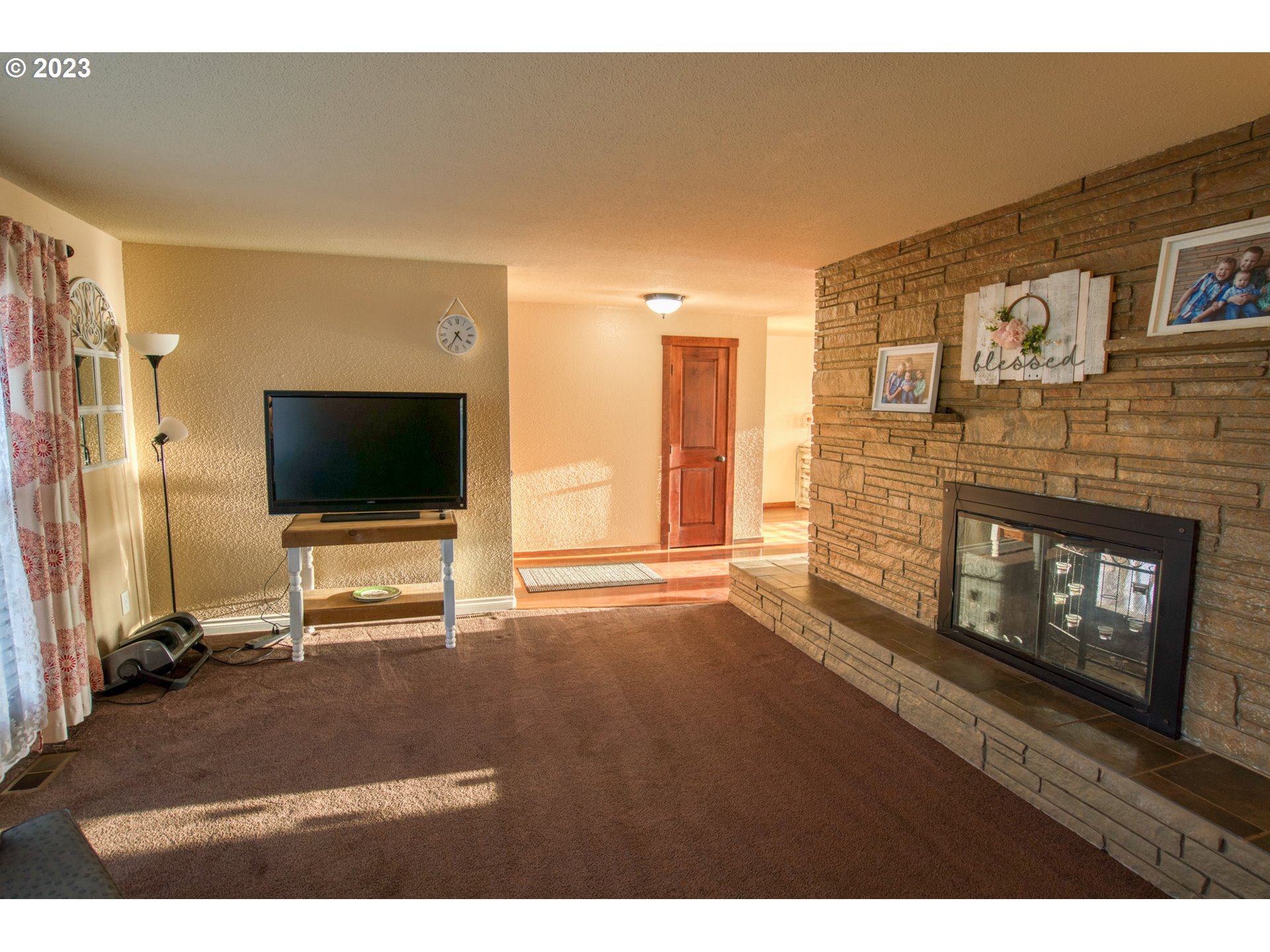 627 MAPLE DR