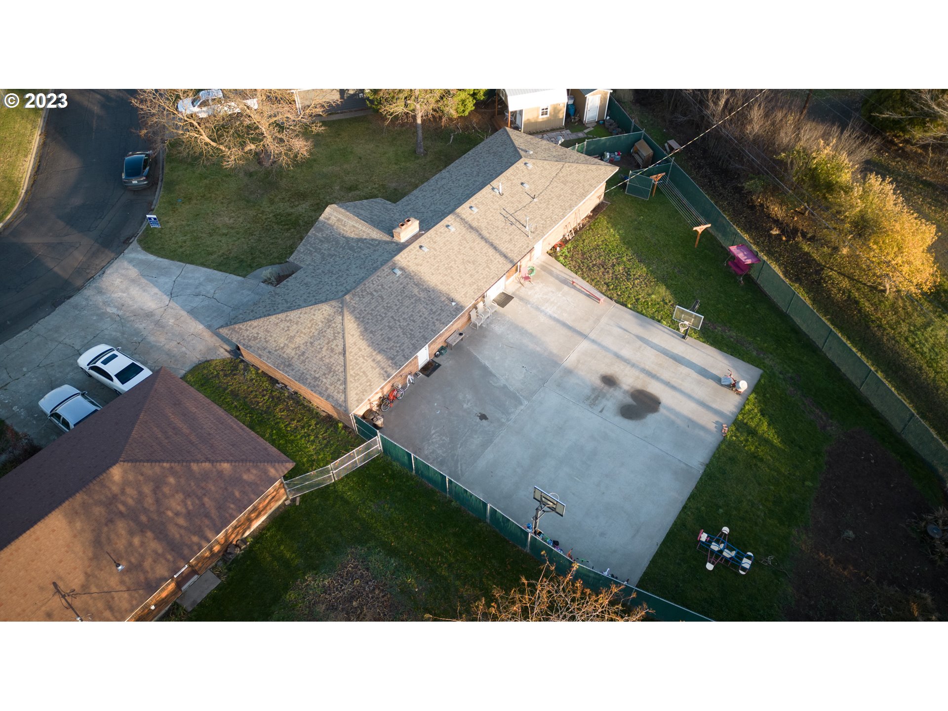 627 MAPLE DR