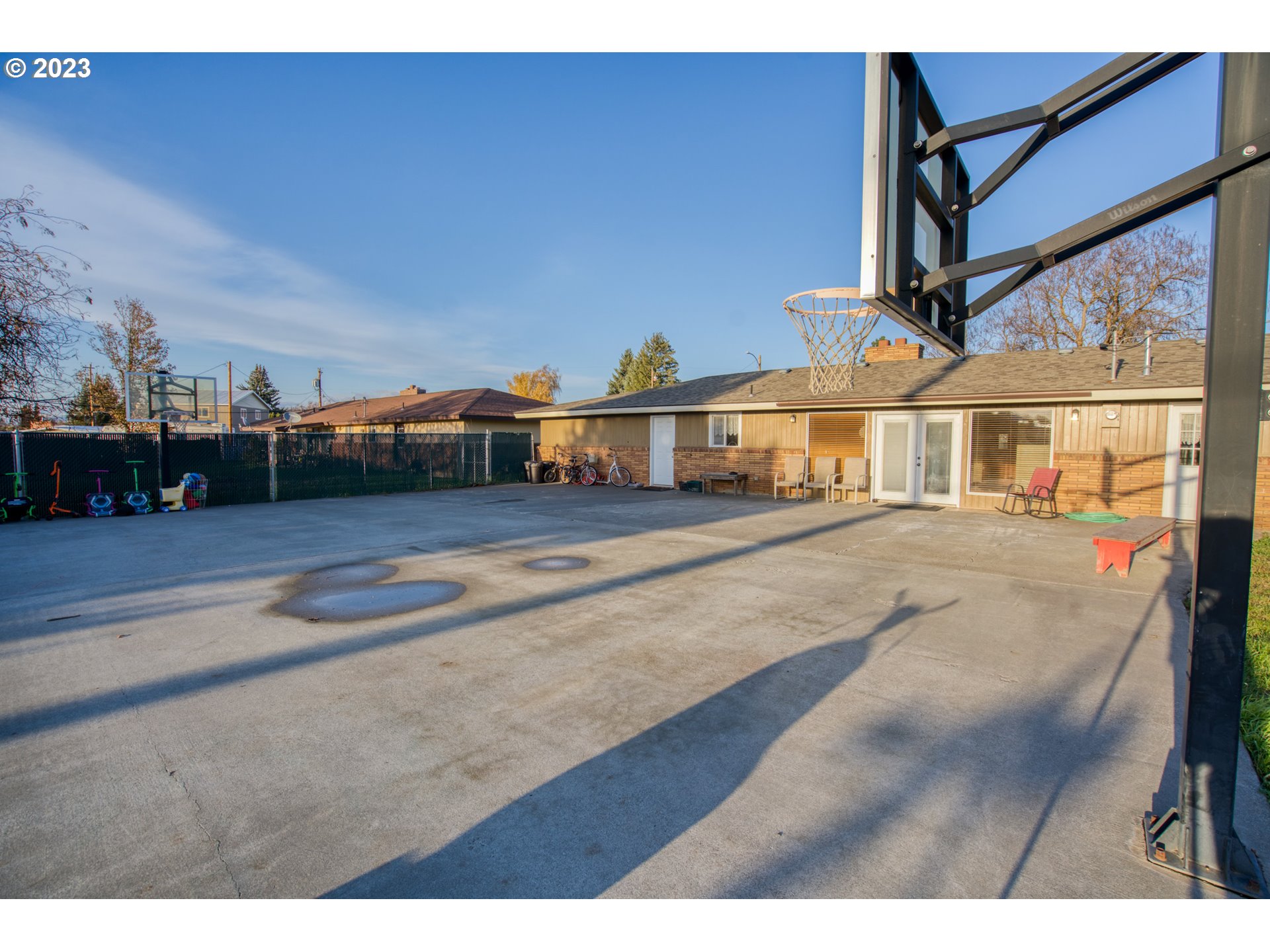 627 MAPLE DR