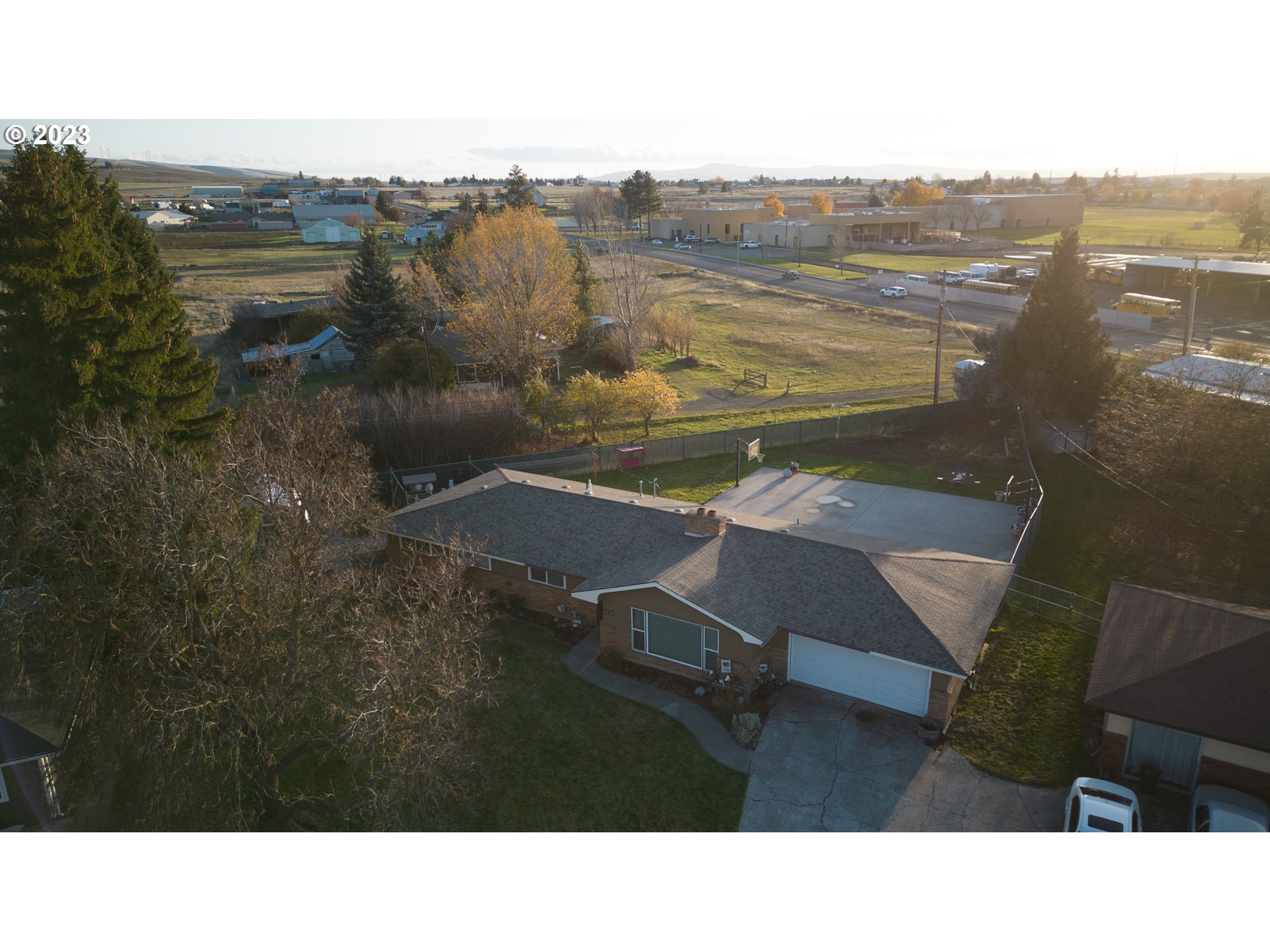 627 MAPLE DR