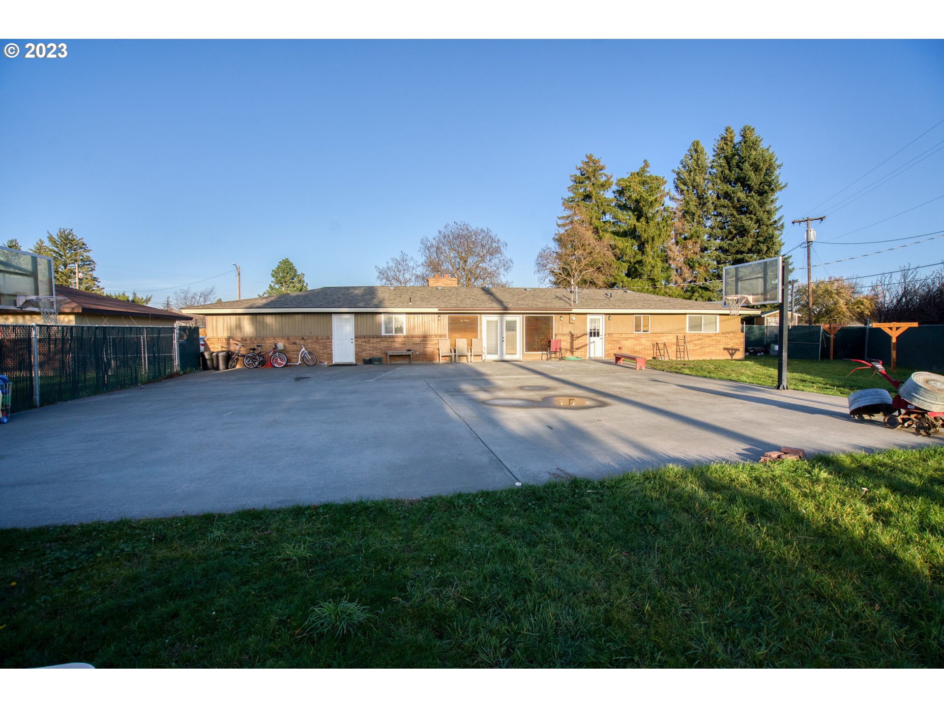 627 MAPLE DR