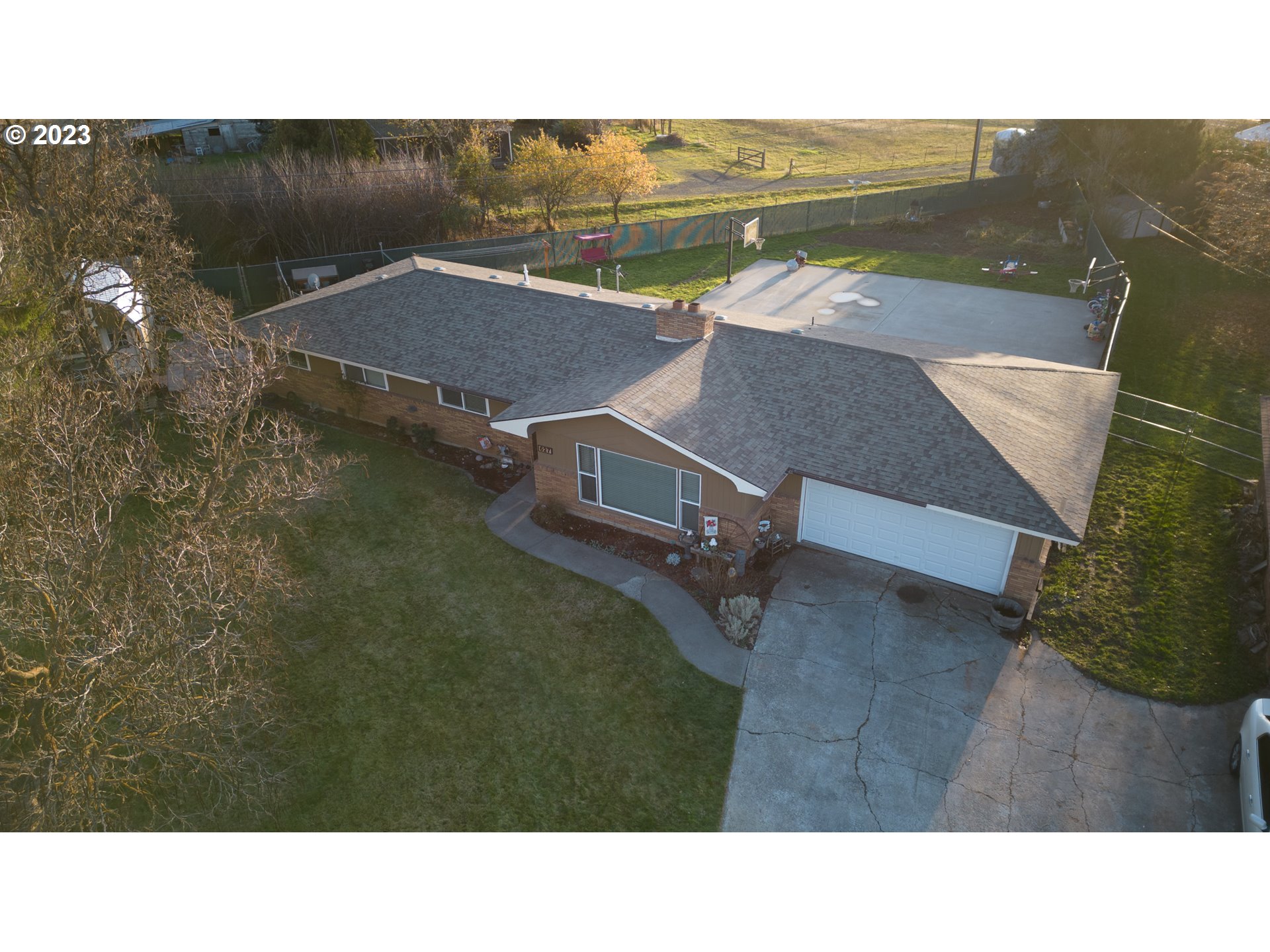 627 MAPLE DR