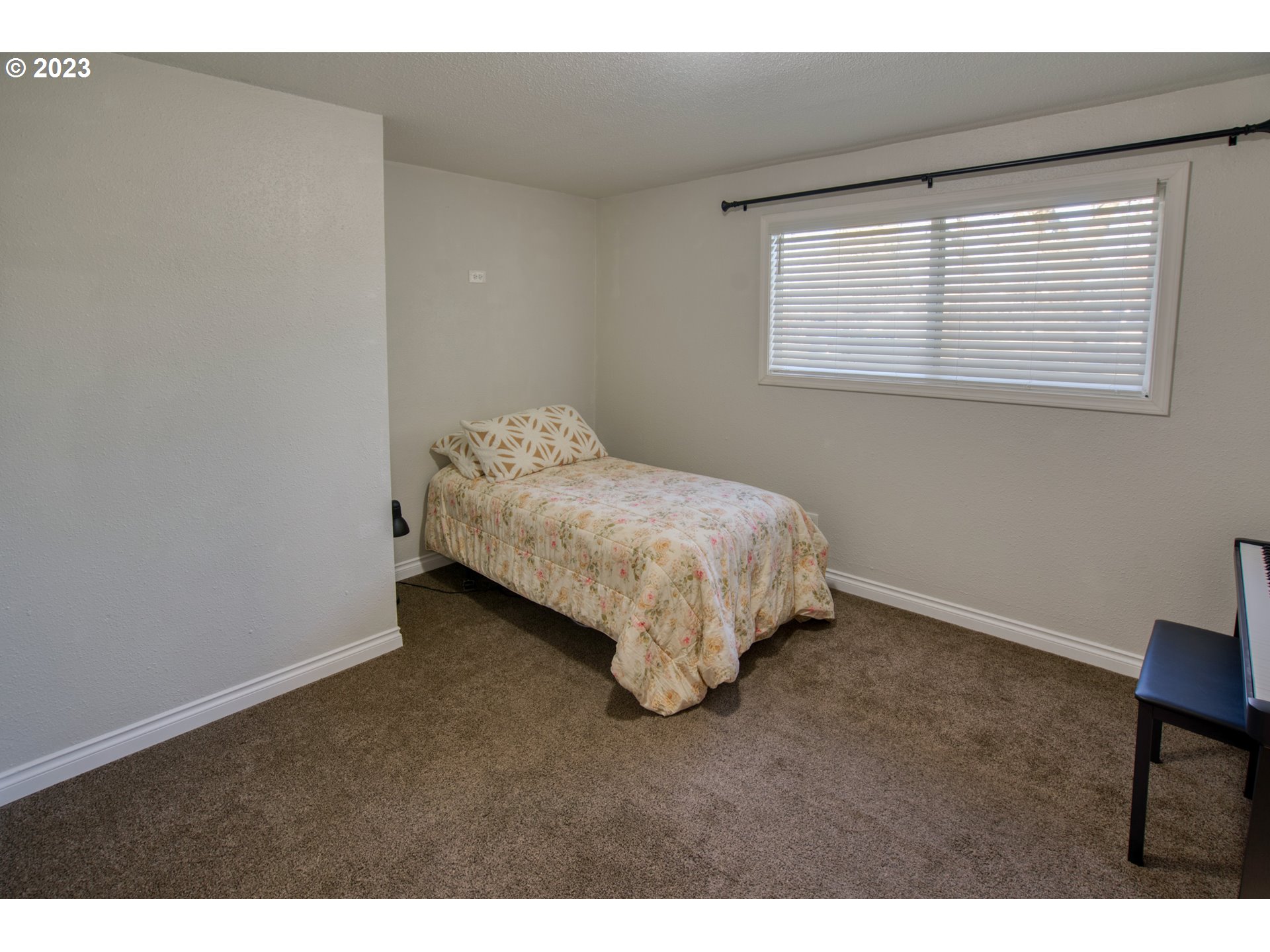 627 MAPLE DR