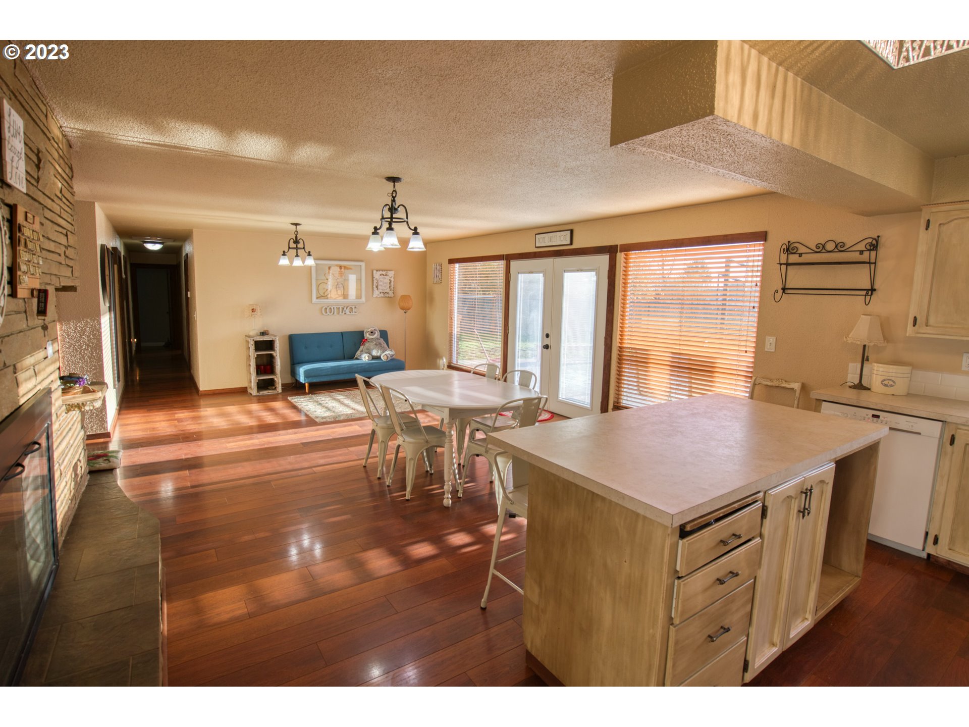 627 MAPLE DR