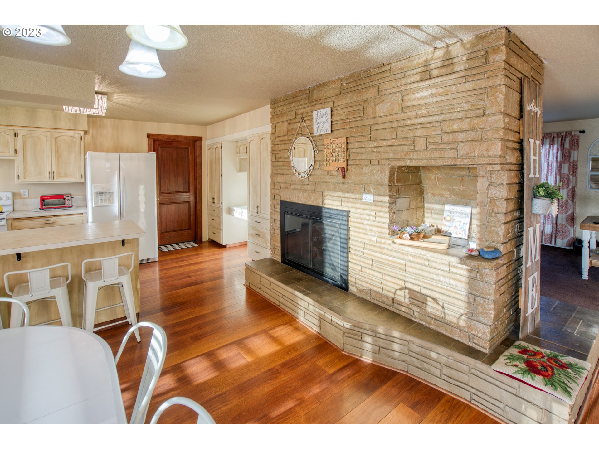 627 MAPLE DR