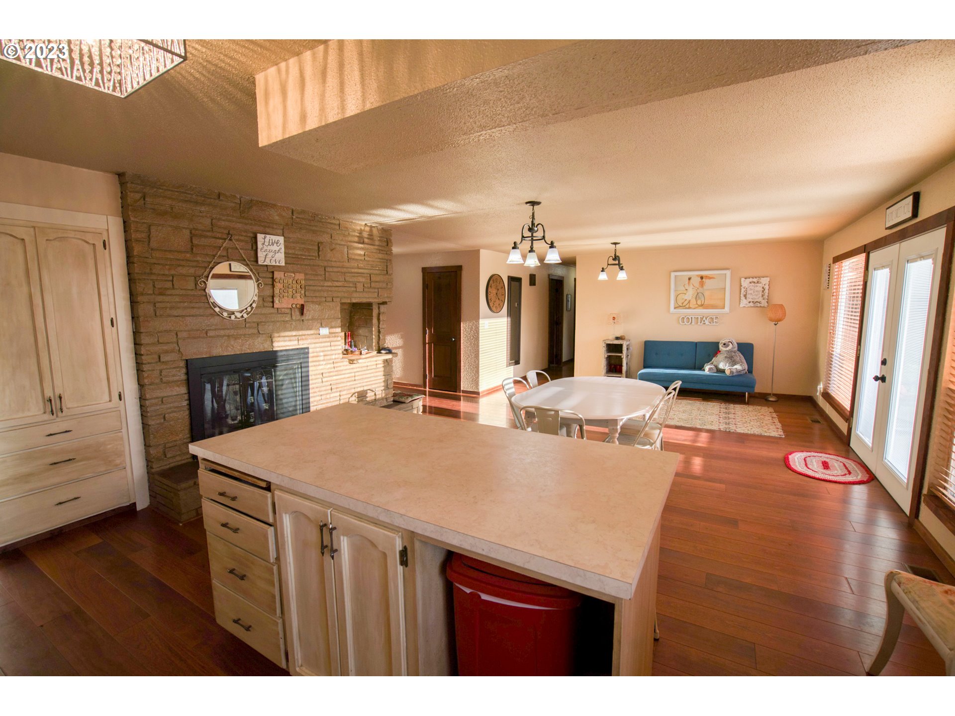 627 MAPLE DR