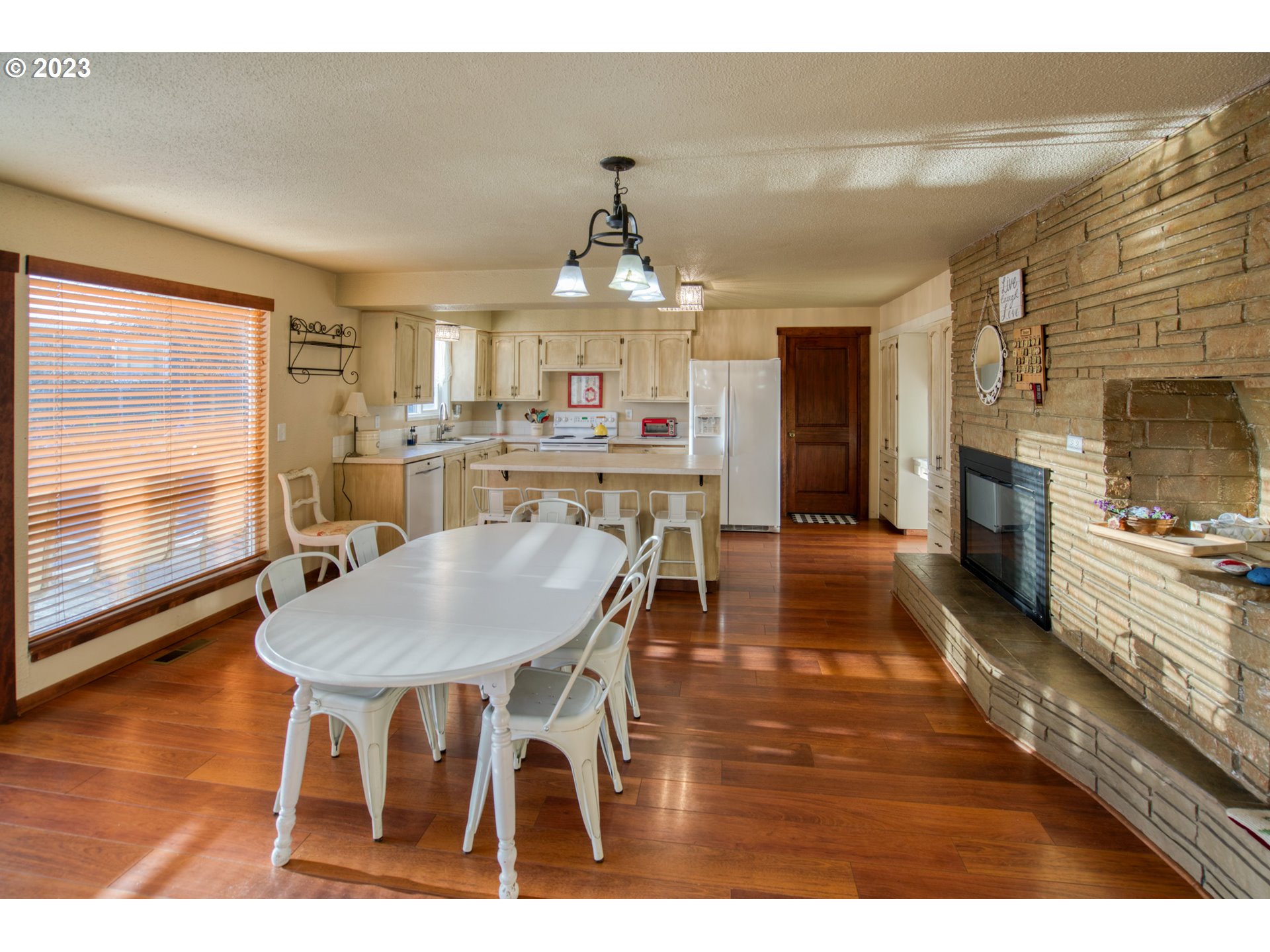 627 MAPLE DR