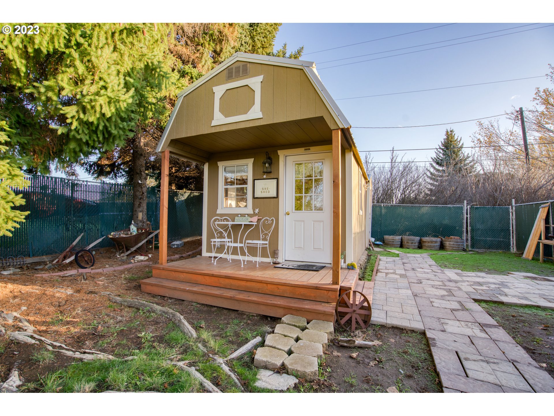627 MAPLE DR
